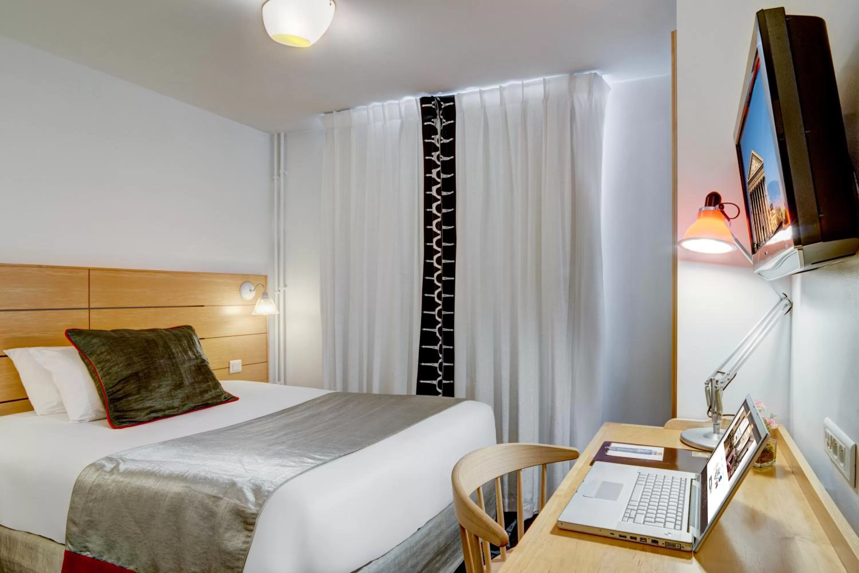 Bedroom, Bed in Hotel Lorette - Astotel