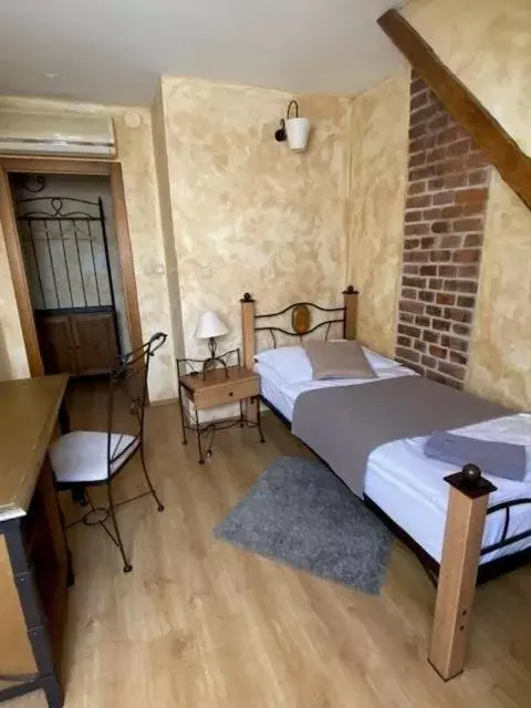 Single Room with Bathroom - single occupancy in Hotel and restaurant Via Ironia Single Room with Bathroom - single occupancy in Hotel and restaurant Via Ironia