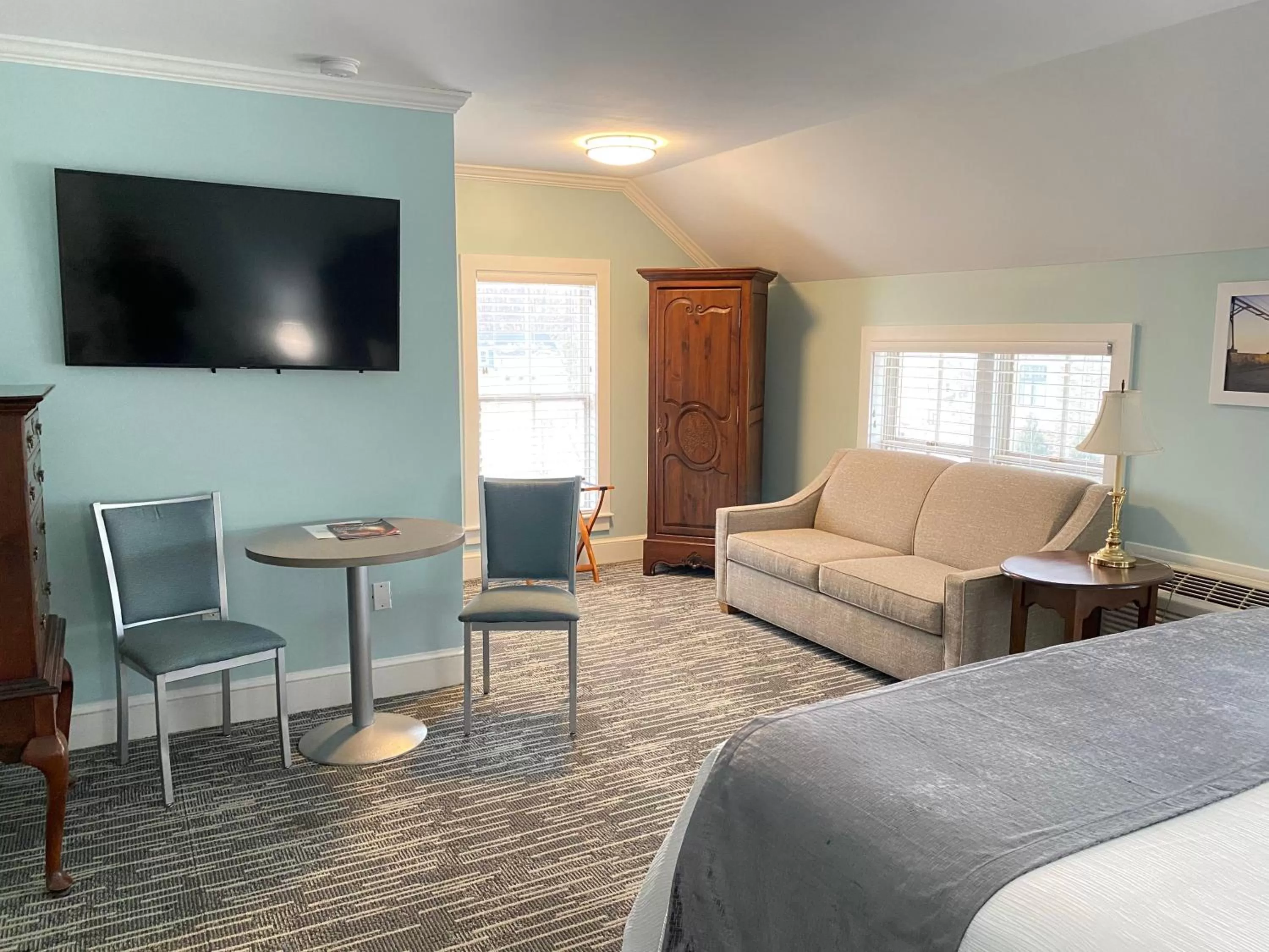 Seating area, Bed in Harbor House Inn