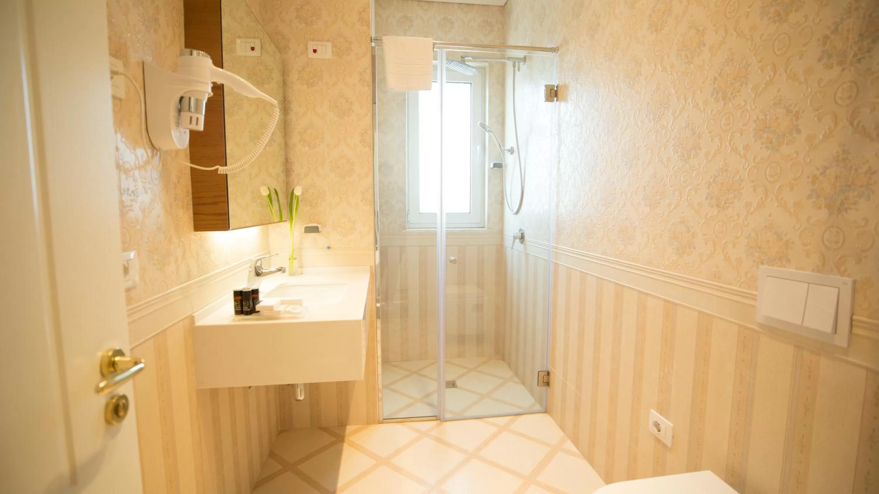 Shower, Bathroom in Royal Hill Hotel