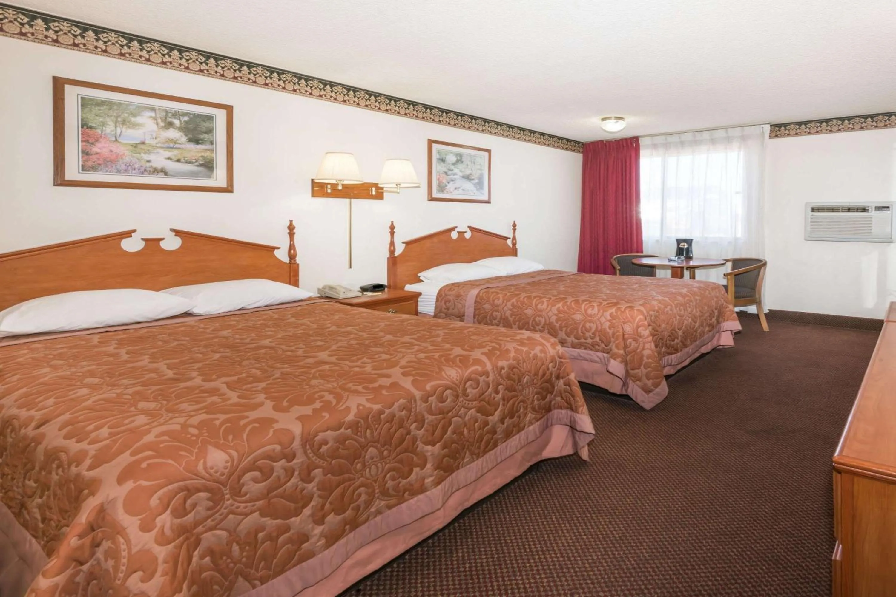 Photo of the whole room, Bed in Super 8 by Wyndham Laramie