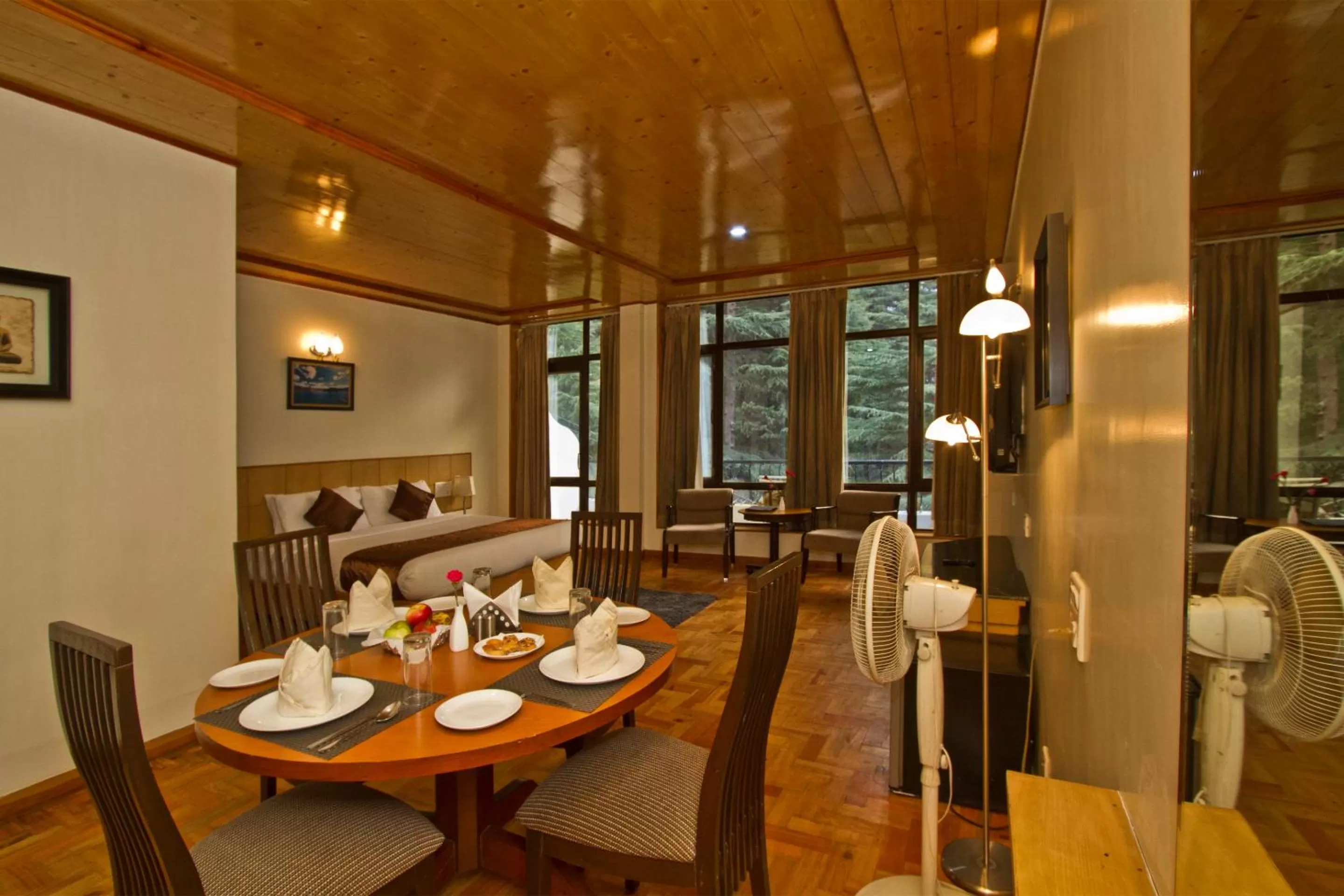 Dining area in Hotel Broadways Inn