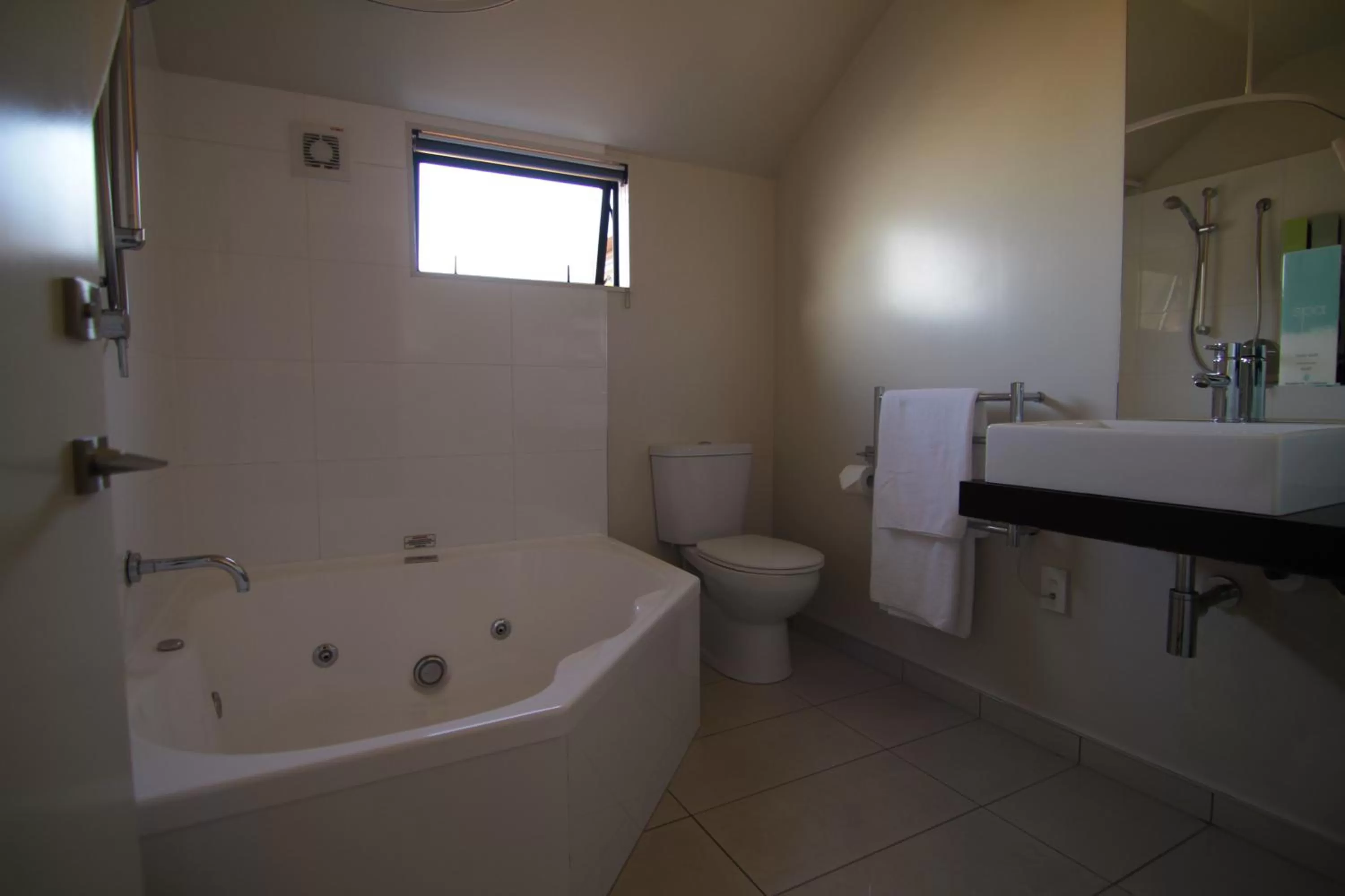 Bathroom in Metropolitan Motel on Riccarton - 2 mins walk to Westfield