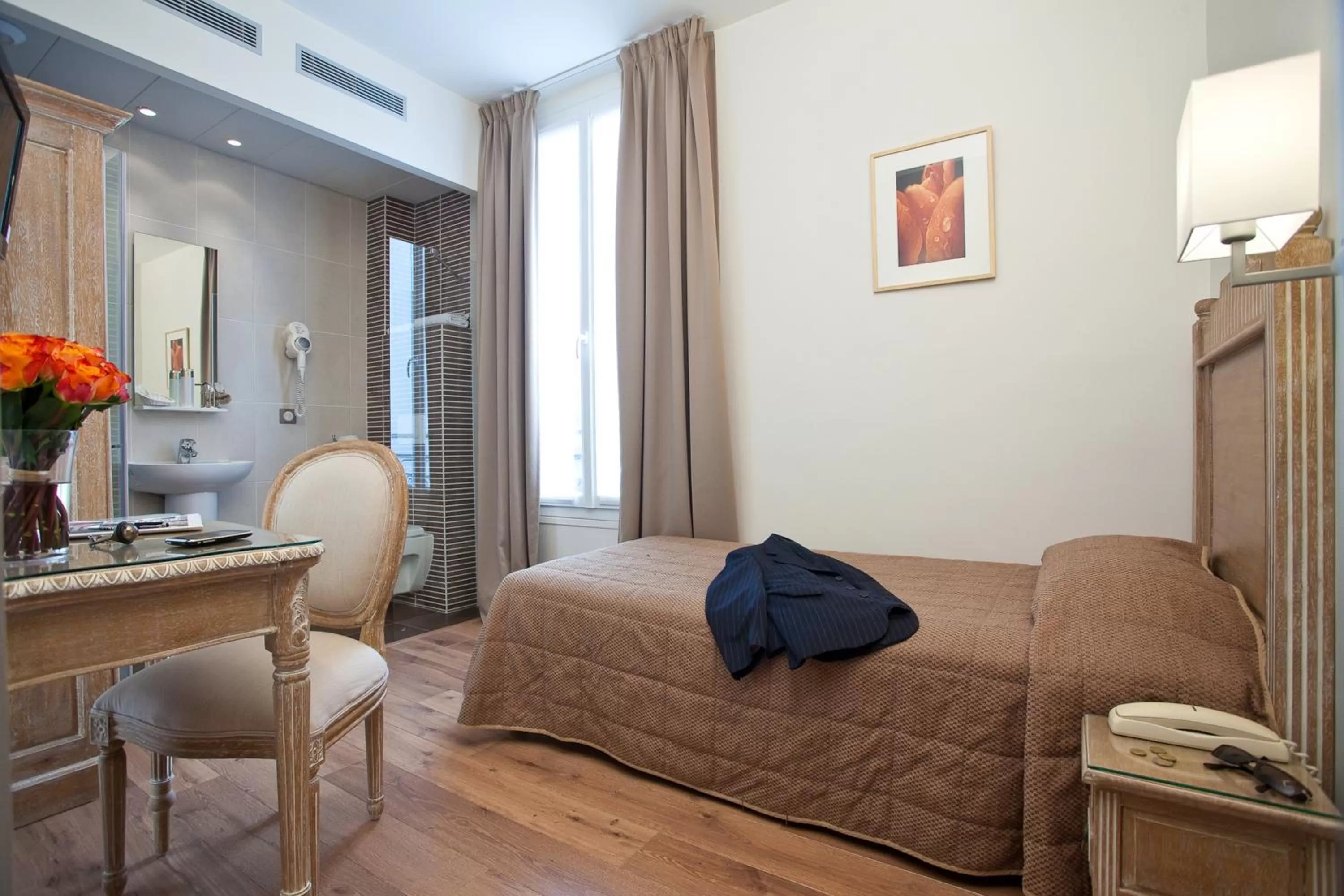 Bedroom in Hôtel Du Printemps