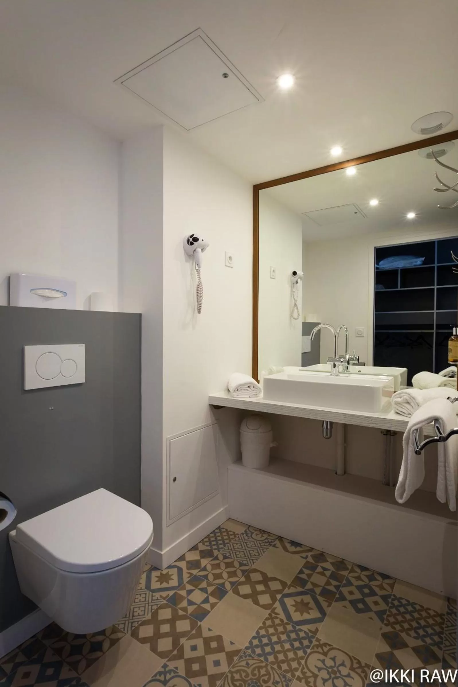 Shower in Hotel Libera Caen Colombelles