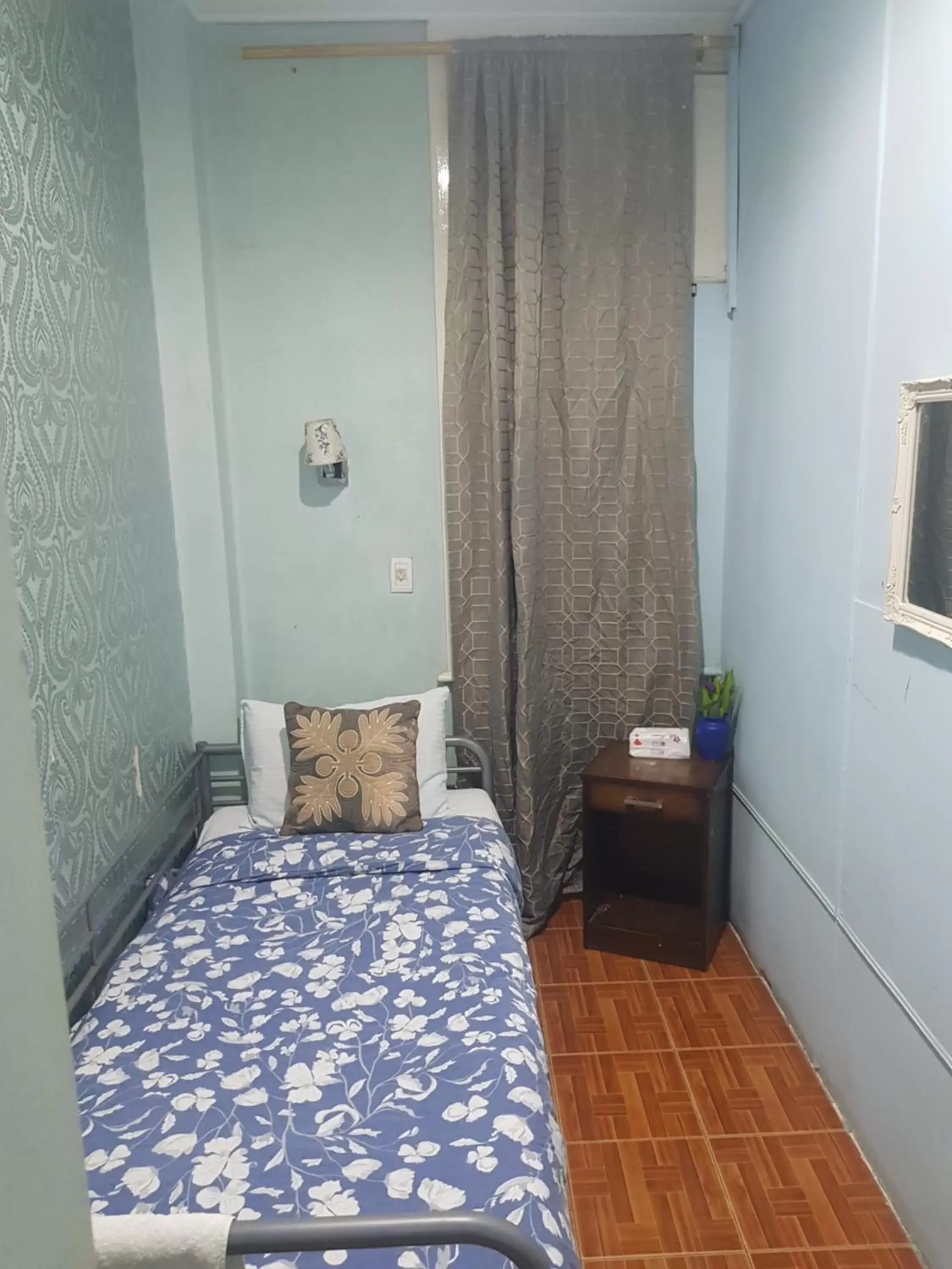 Single Room with Shared Bathroom in Downtown Inn Single Room with Shared Bathroom in Downtown Inn