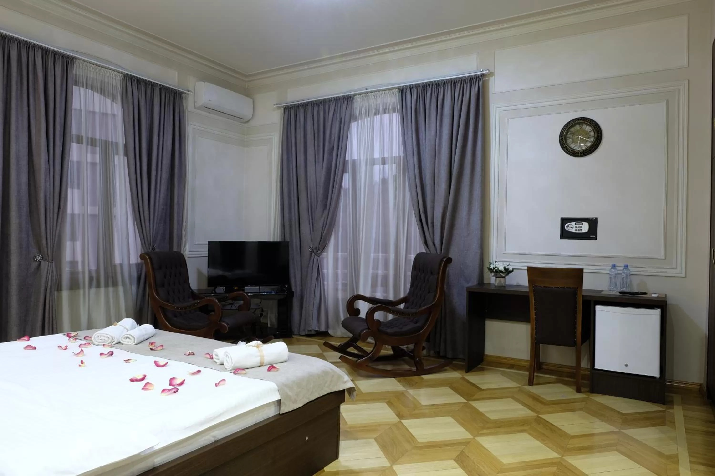 Photo of the whole room, Bed in S&L Boutique Hotel