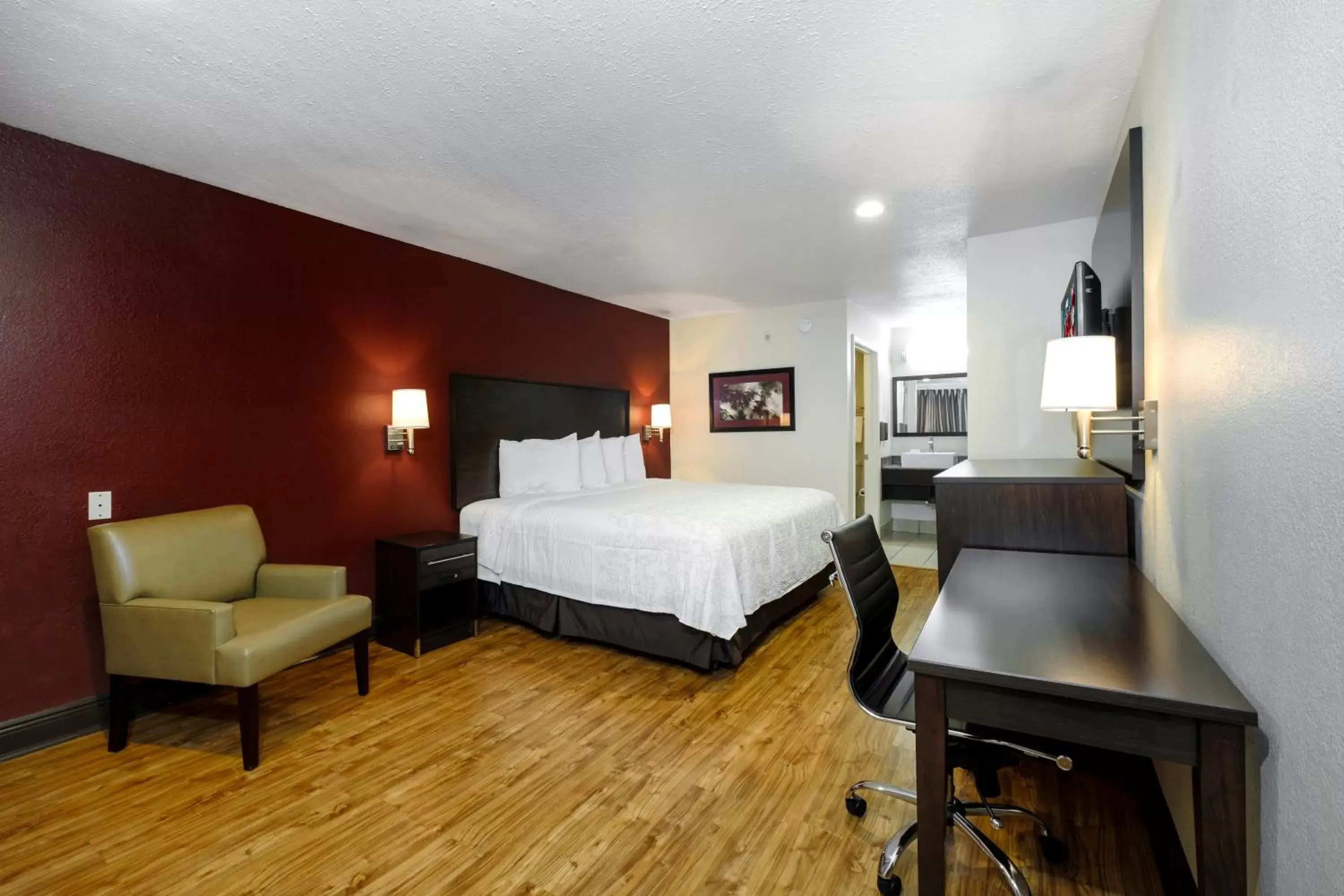 Superior King Room Smoke Free in Red Roof Inn PLUS+ Hammond Superior King Room Smoke Free in Red Roof Inn PLUS+ Hammond