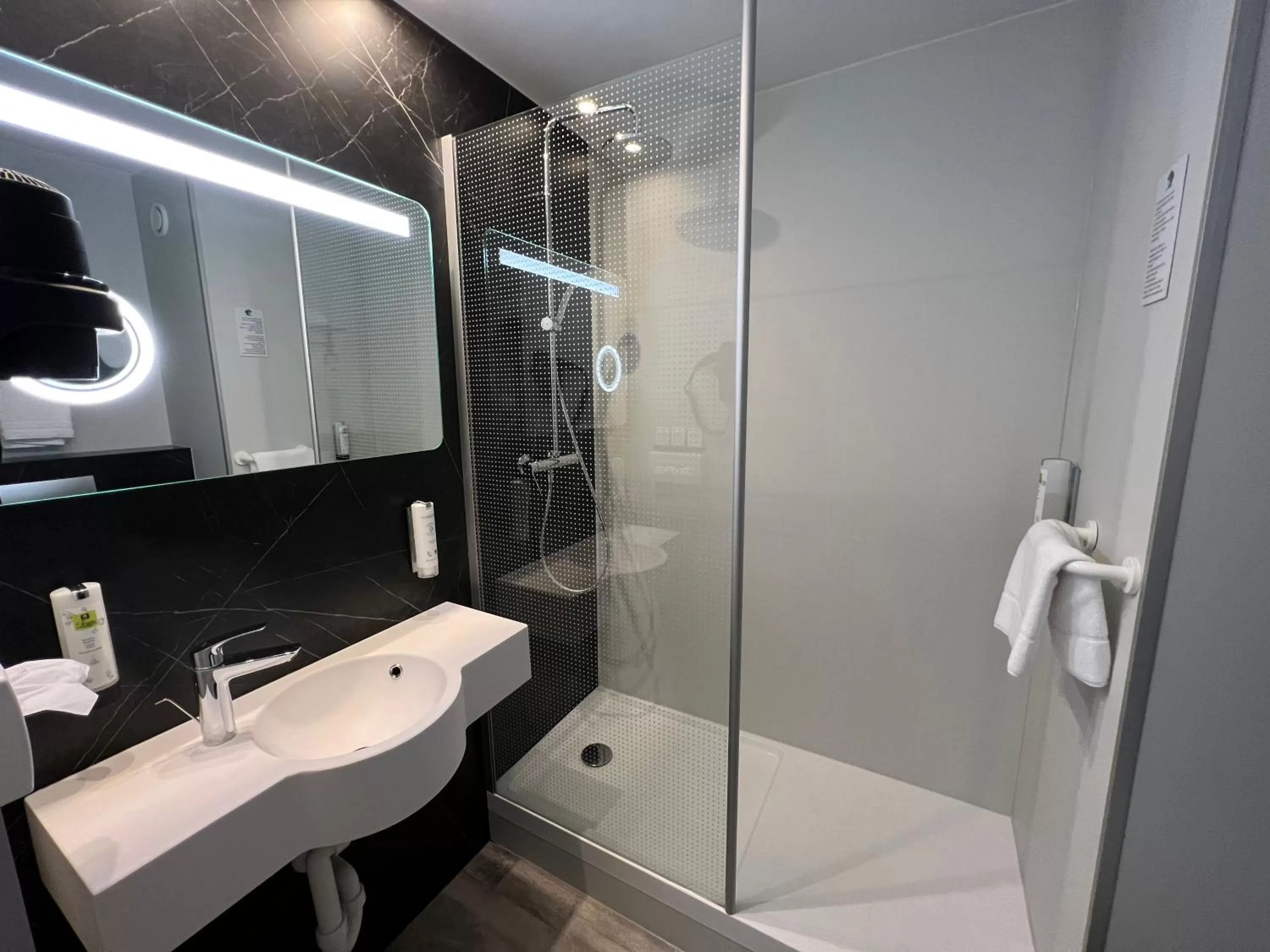 Bathroom in Logis Hôtel Des Acacias Lille Neuville en Ferrain, Restaurant l'Acacias Gourmand