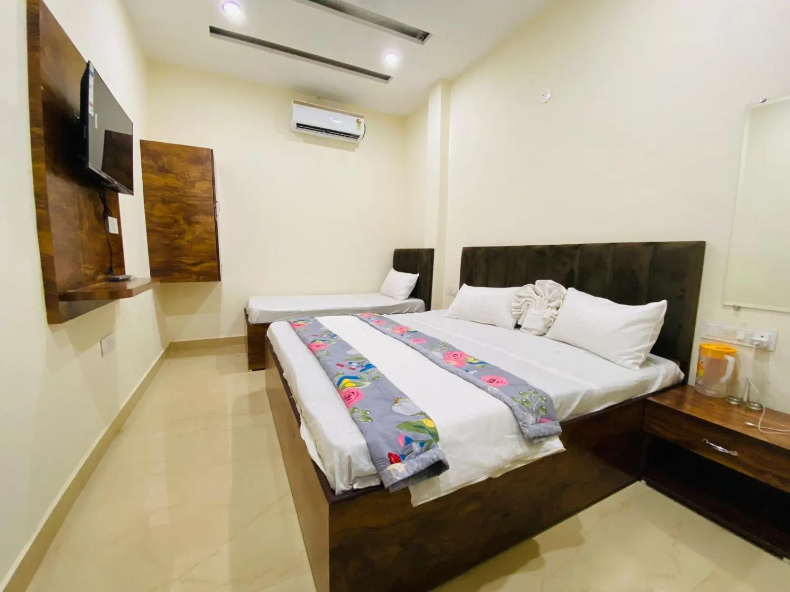 Photo of the whole room, Bed in Naman Homestay