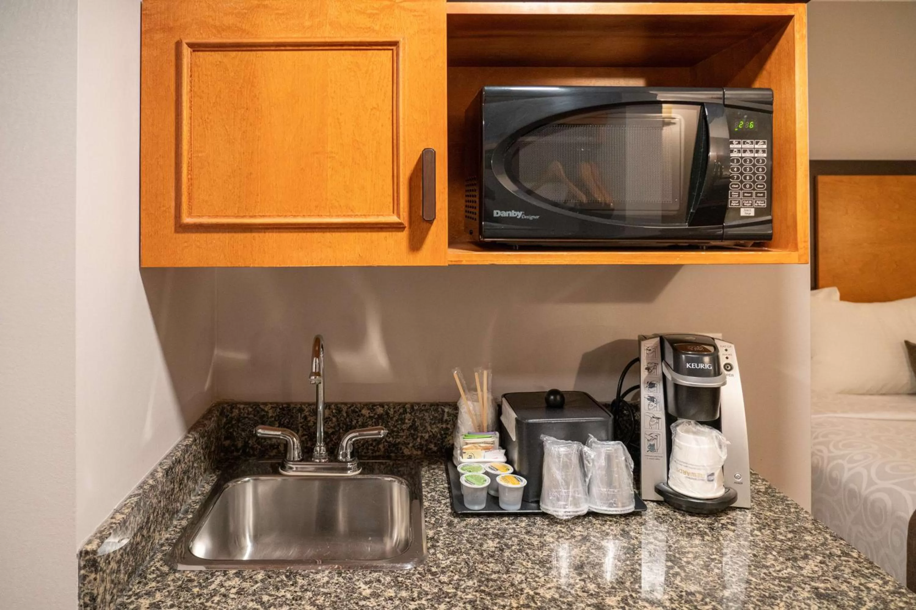 Coffee/tea facilities in Pocaterra Inn & Waterslide