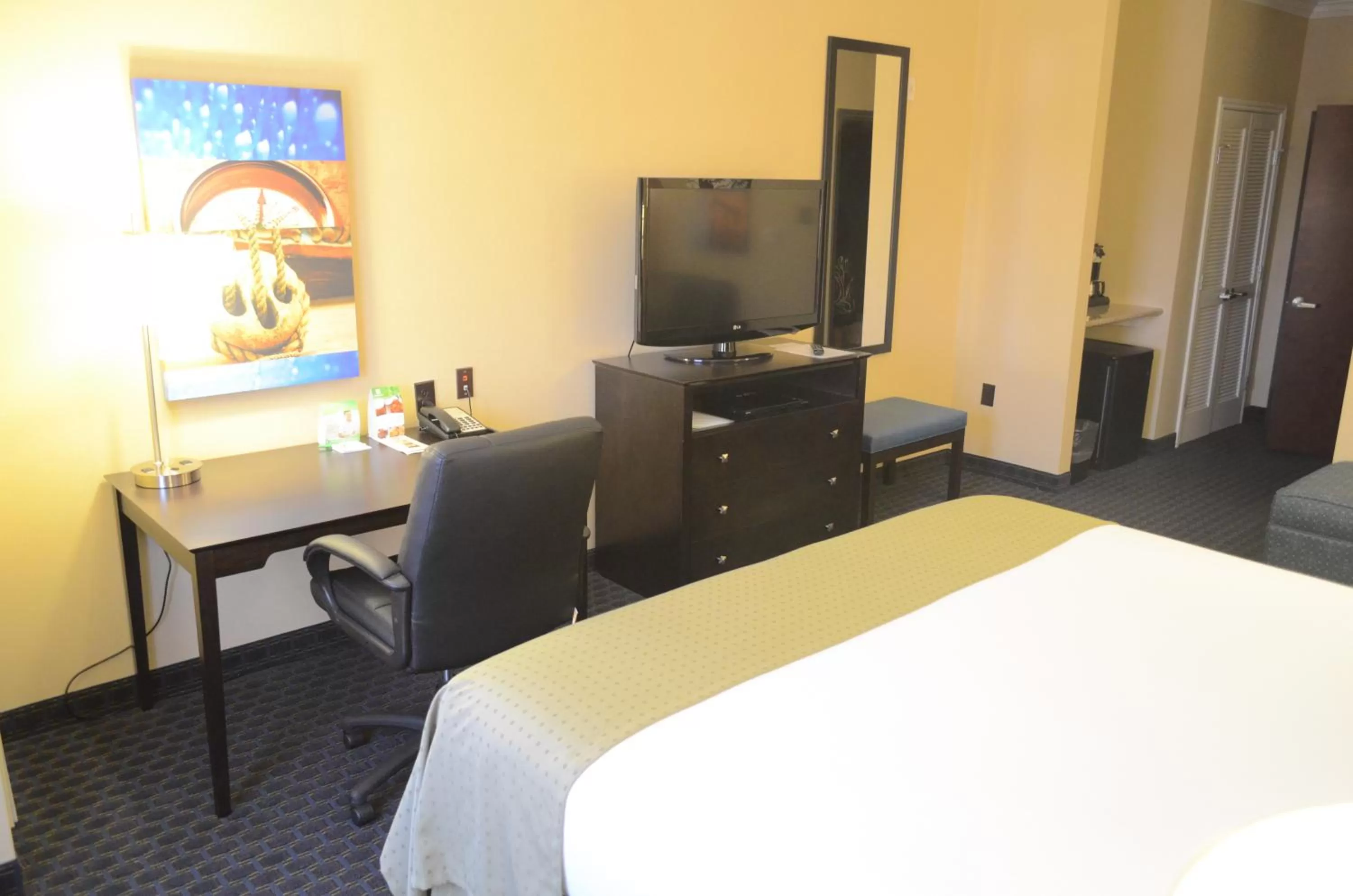 Bed in Holiday Inn Houston East-Channelview by IHG