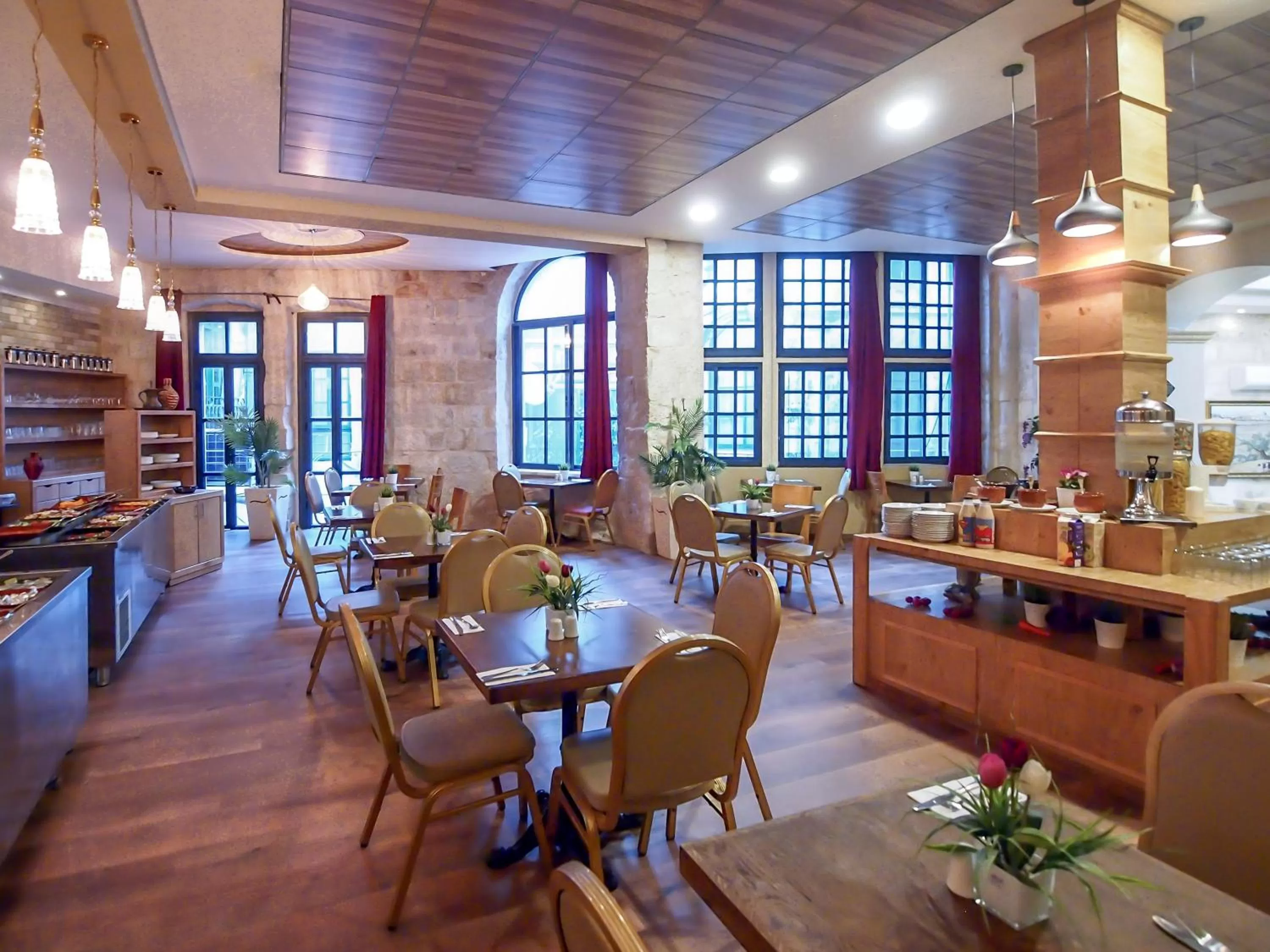 Restaurant/places to eat in New Imperial Hotel