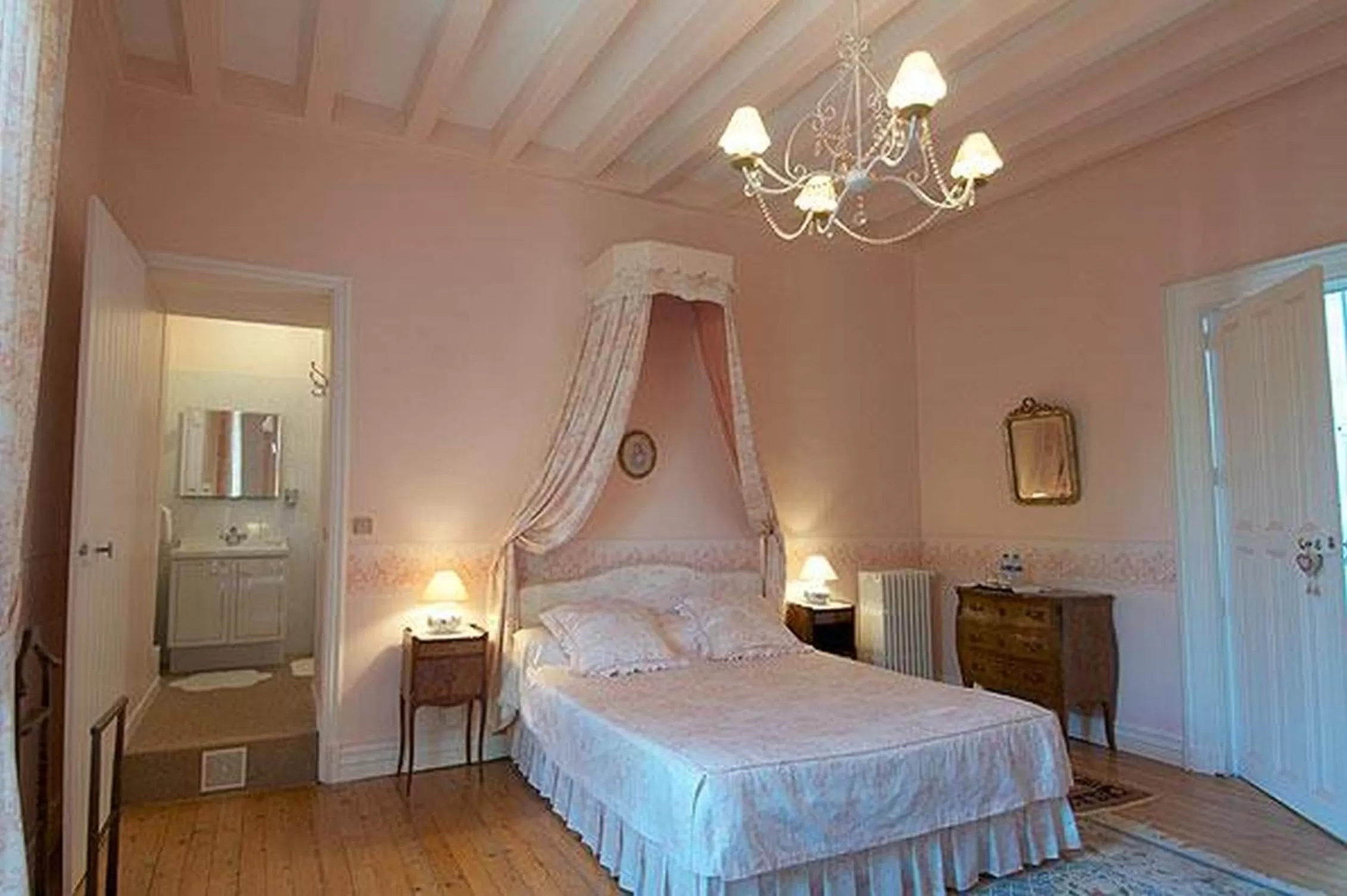 Photo of the whole room in Château de Nazé Vivy-Saumur
