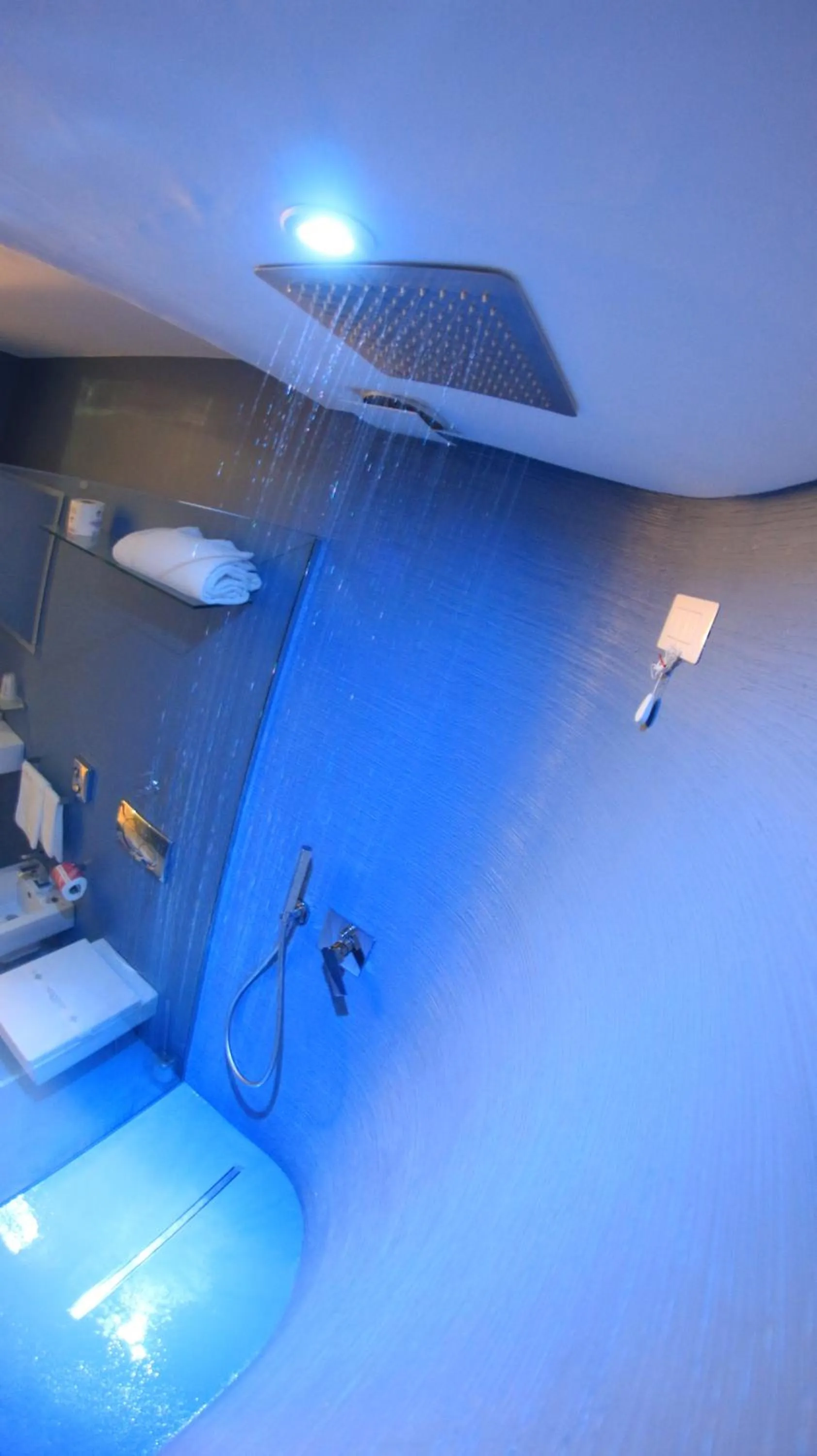 Shower in Albergo Del Sedile