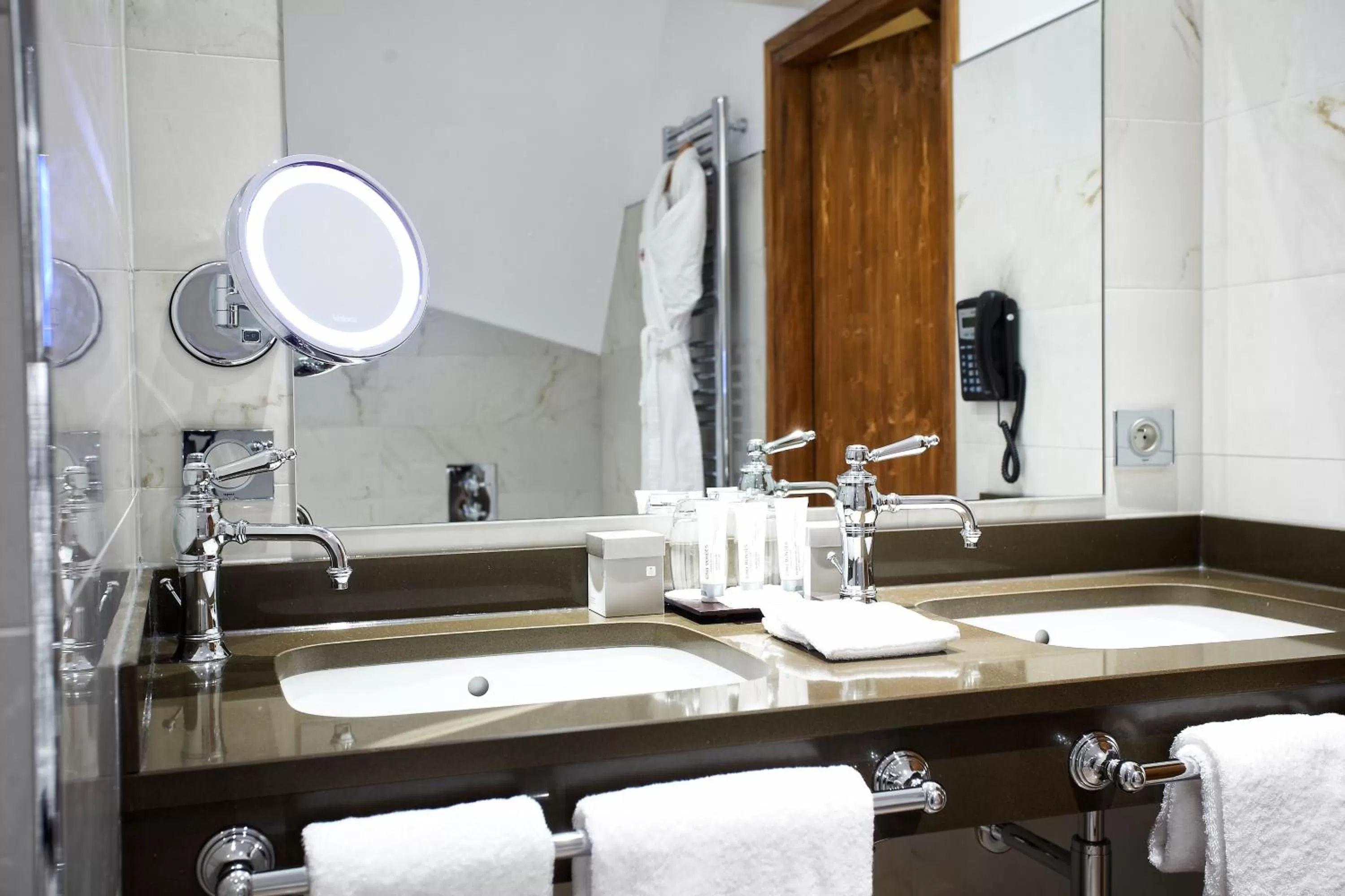 Bathroom in Hôtel & Spa Le Bouclier D'or