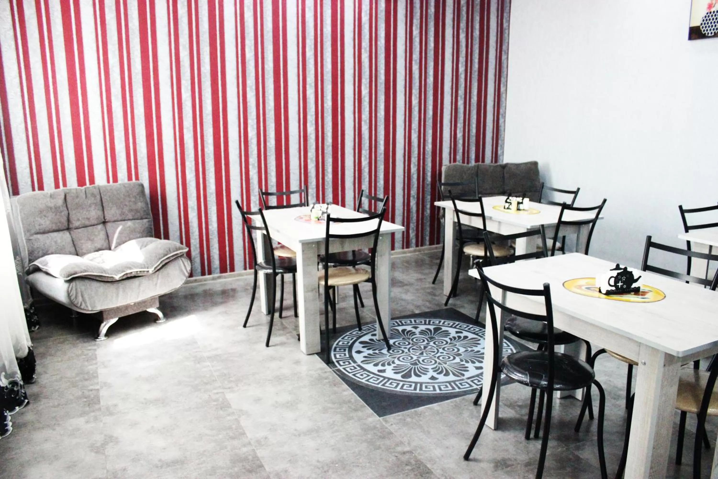 Coffee/tea facilities, Restaurant/Places to Eat in Golden Way