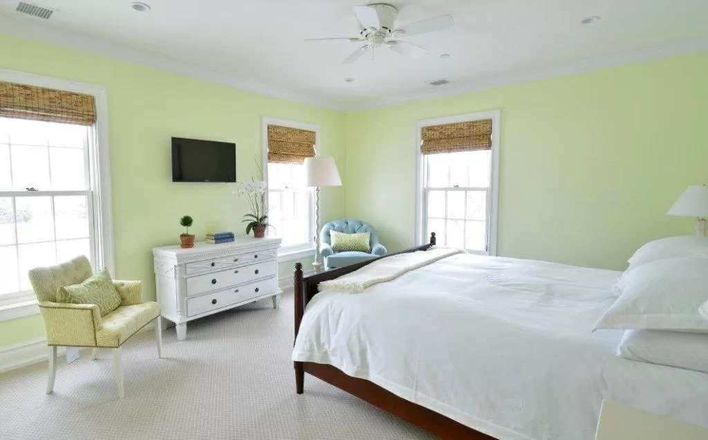 Bedroom, Bed in The Quogue Club