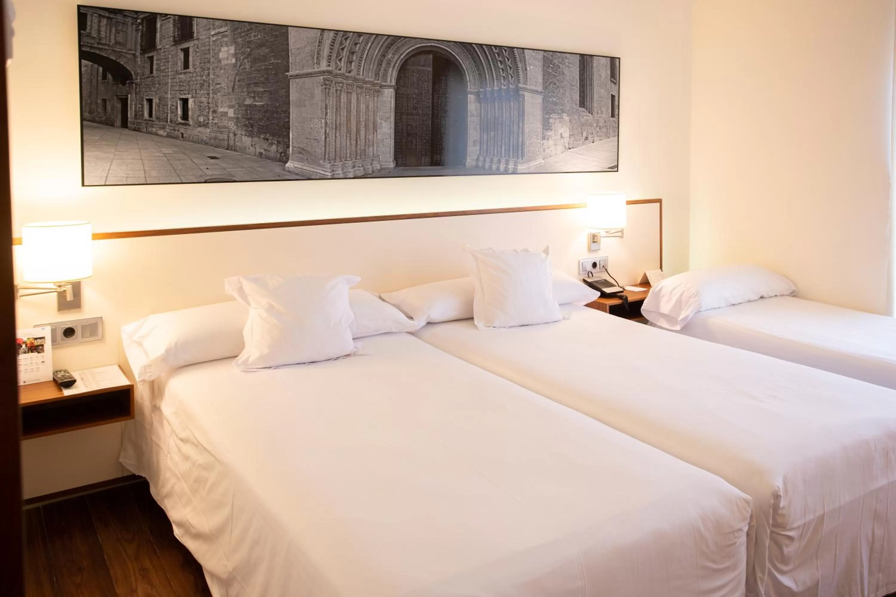 Photo of the whole room, Bed in Primus Valencia