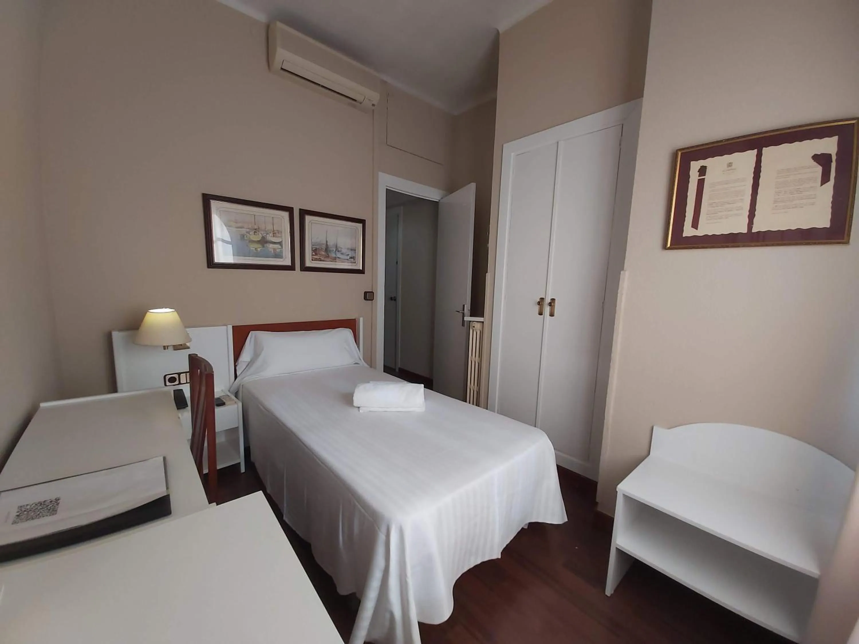 Bed in Hotel El Castell