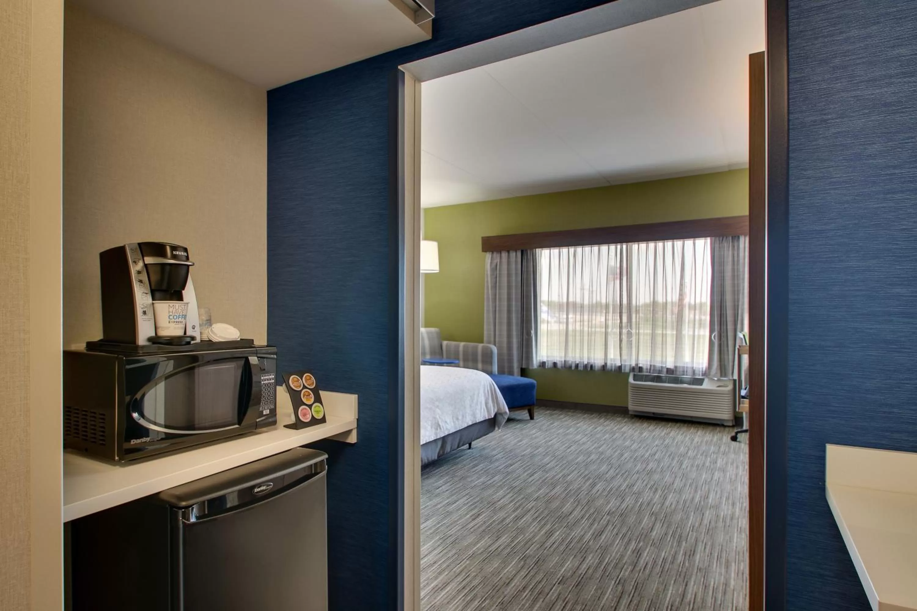 Bed in Holiday Inn Express & Suites Findlay North by IHG