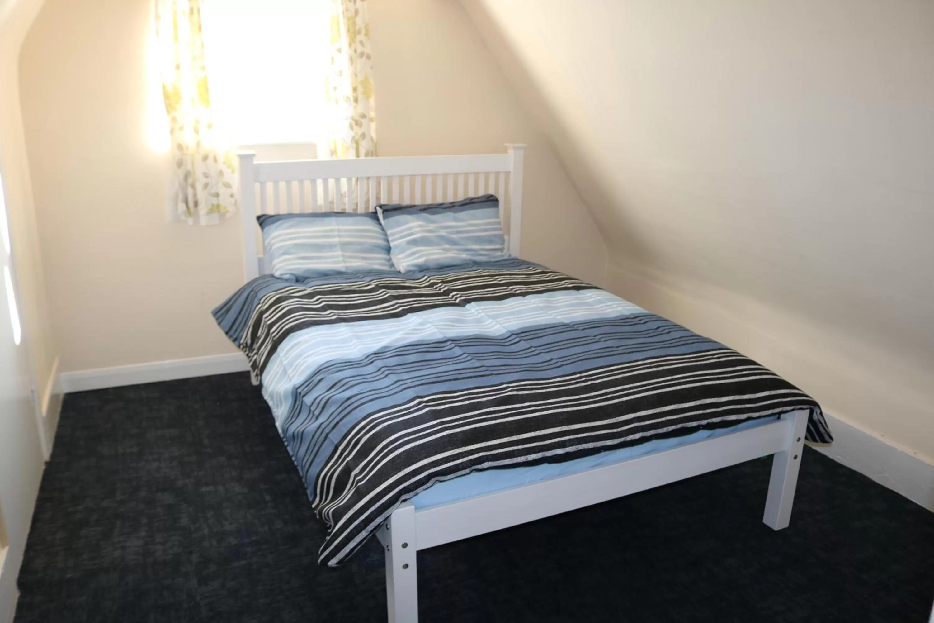 Bedroom, Bed in Lennard House