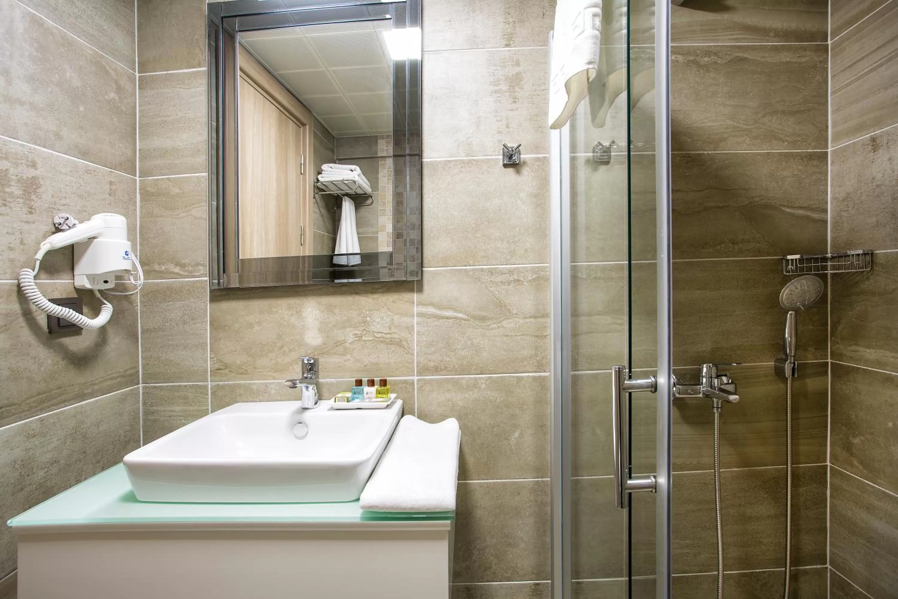 Shower in Perla Arya Hotel