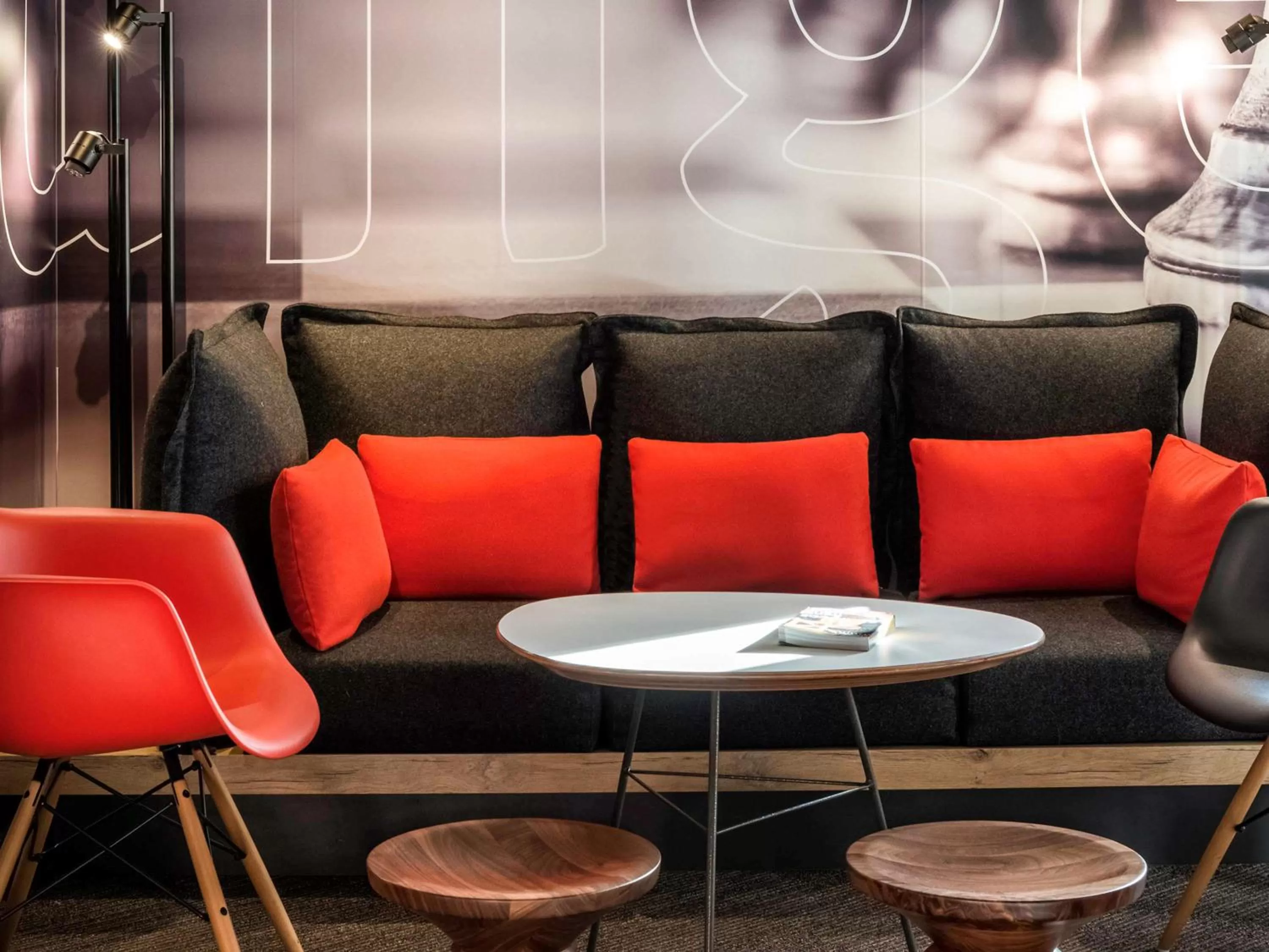 Lounge or bar in ibis Paris La Defense Courbevoie