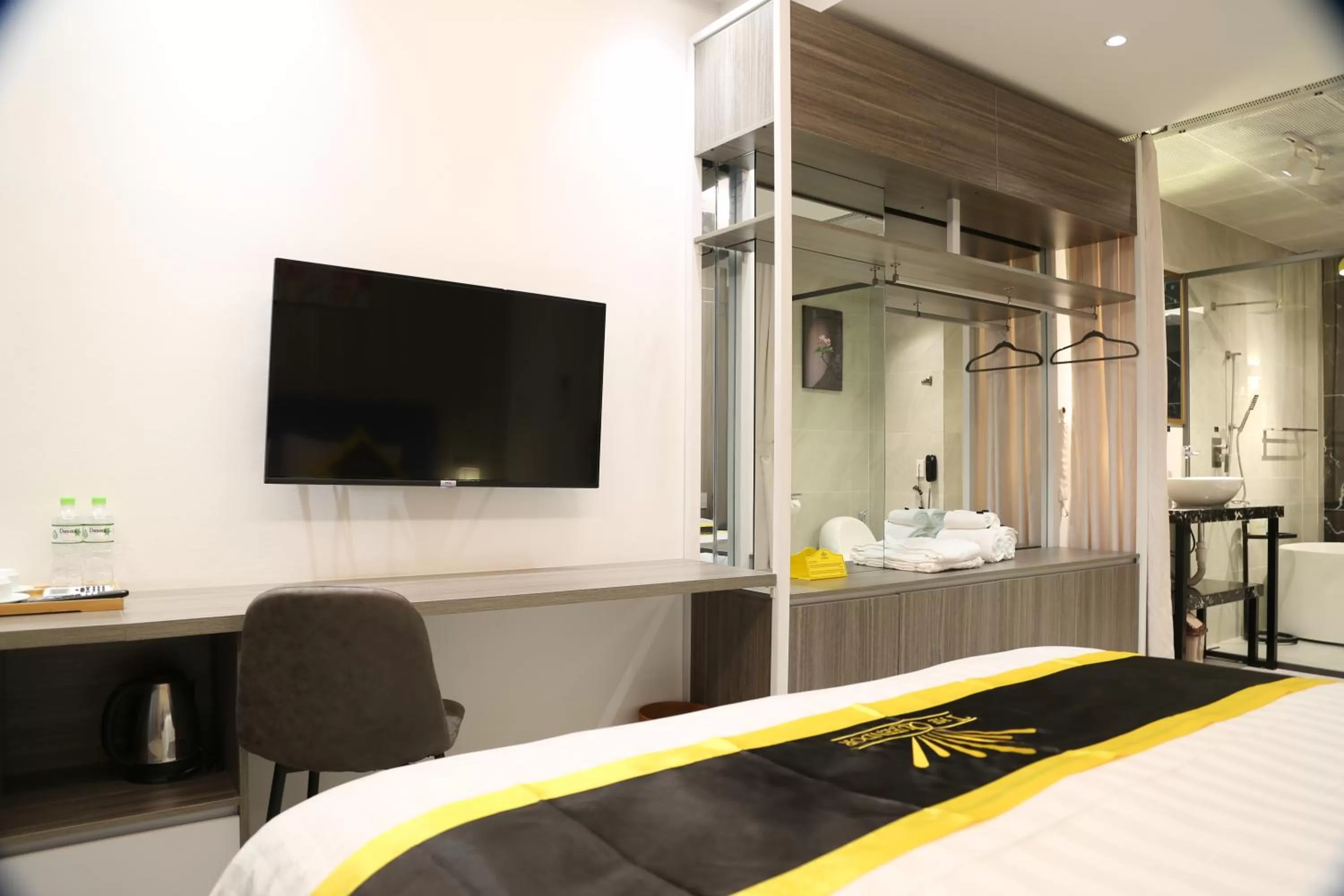 Photo of the whole room, Bed in THE QUEENDOR BOUTIQUE HOTEL