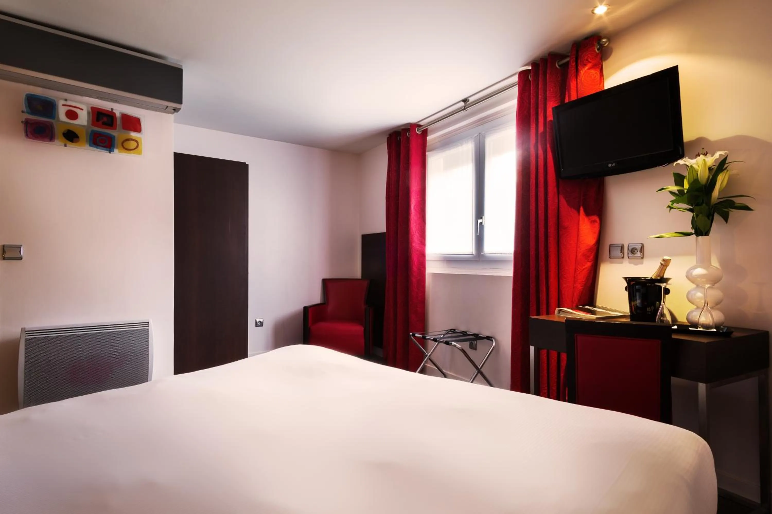 Bed in Arc De Triomphe