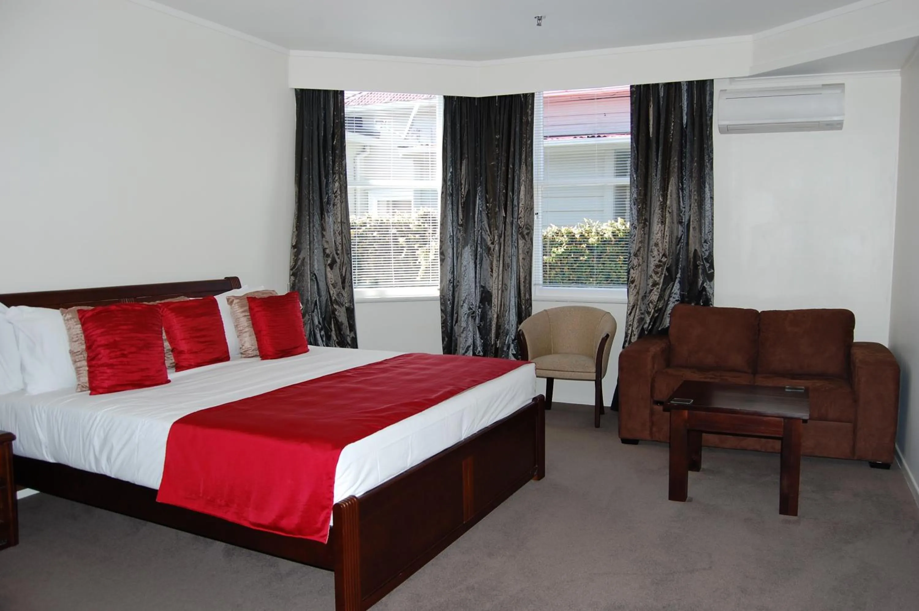 Bed in At Eden Park Motel