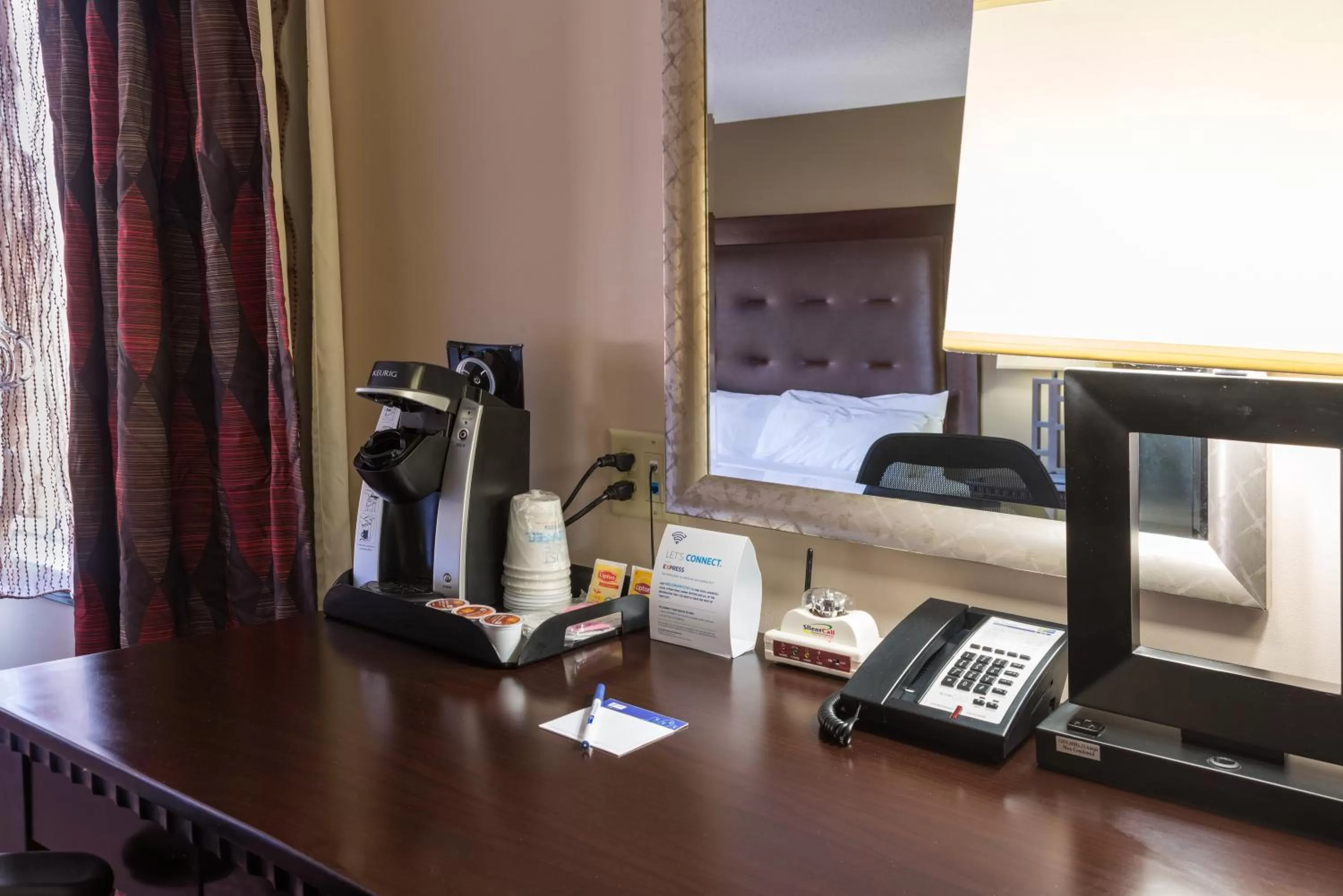 Bedroom in Holiday Inn Express Hartford-Newington by IHG