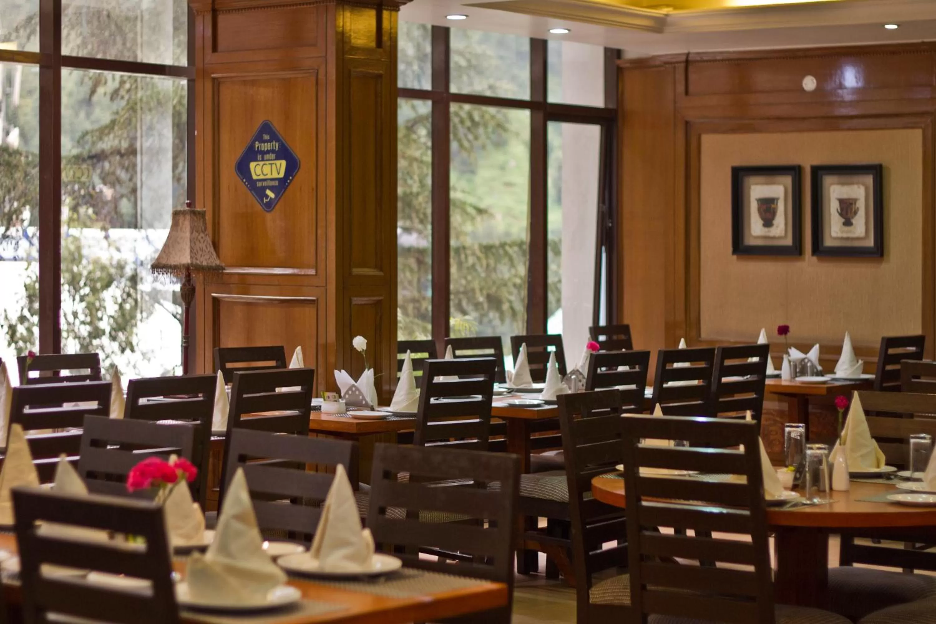 Restaurant/places to eat in Hotel Broadways Inn