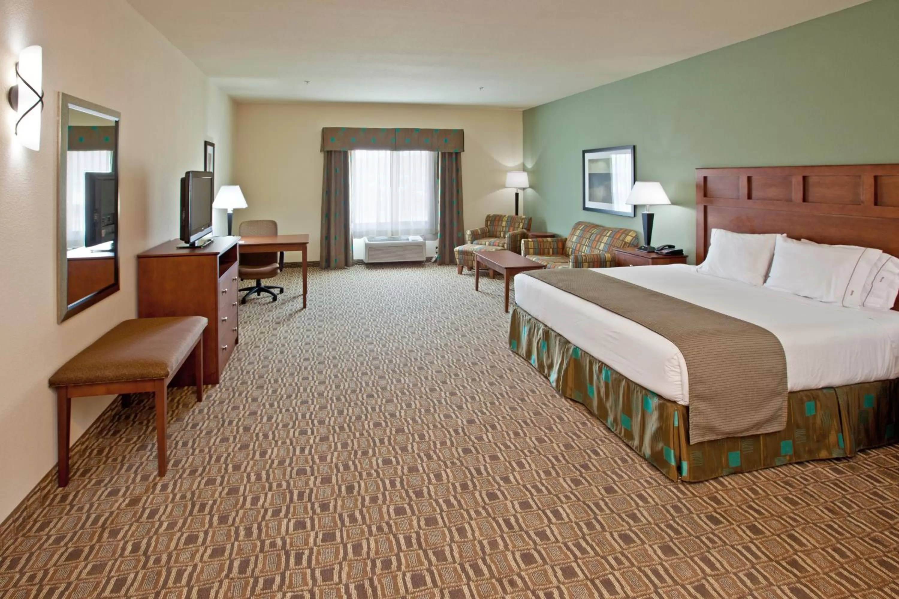 Photo of the whole room, Bed in Holiday Inn Express & Suites Ripley, an IHG Hotel