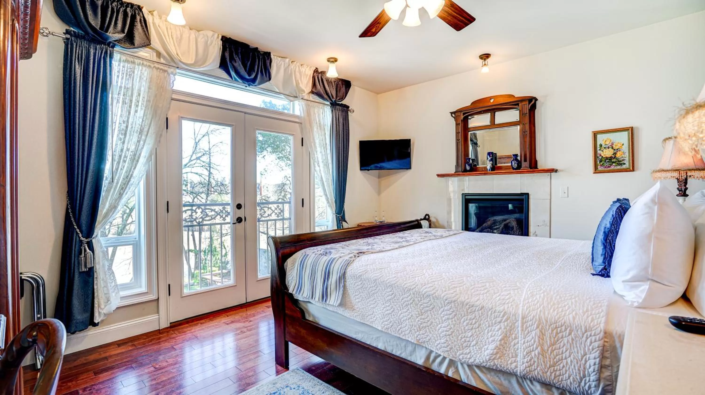 Bed in The River Belle Inn