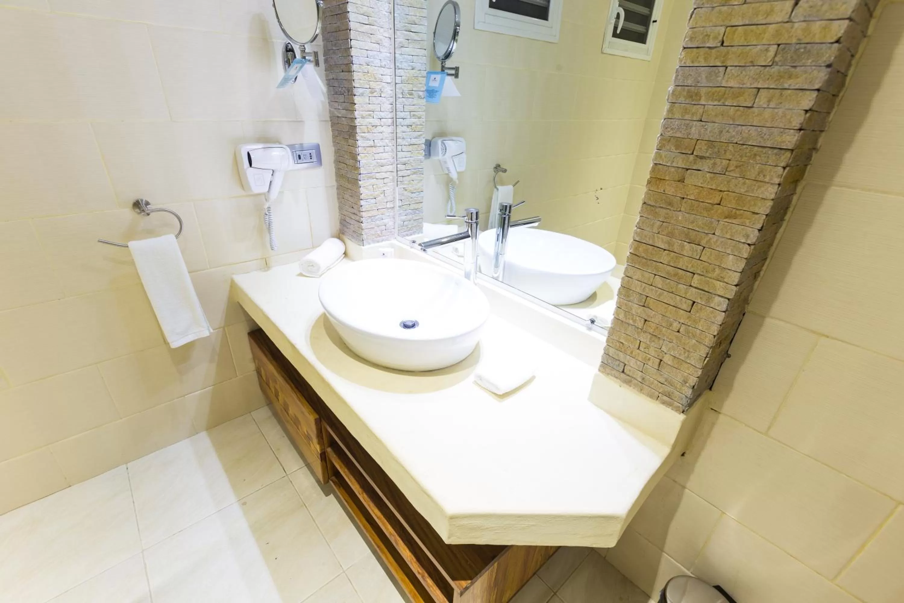 Bathroom in Calypso Hôtel