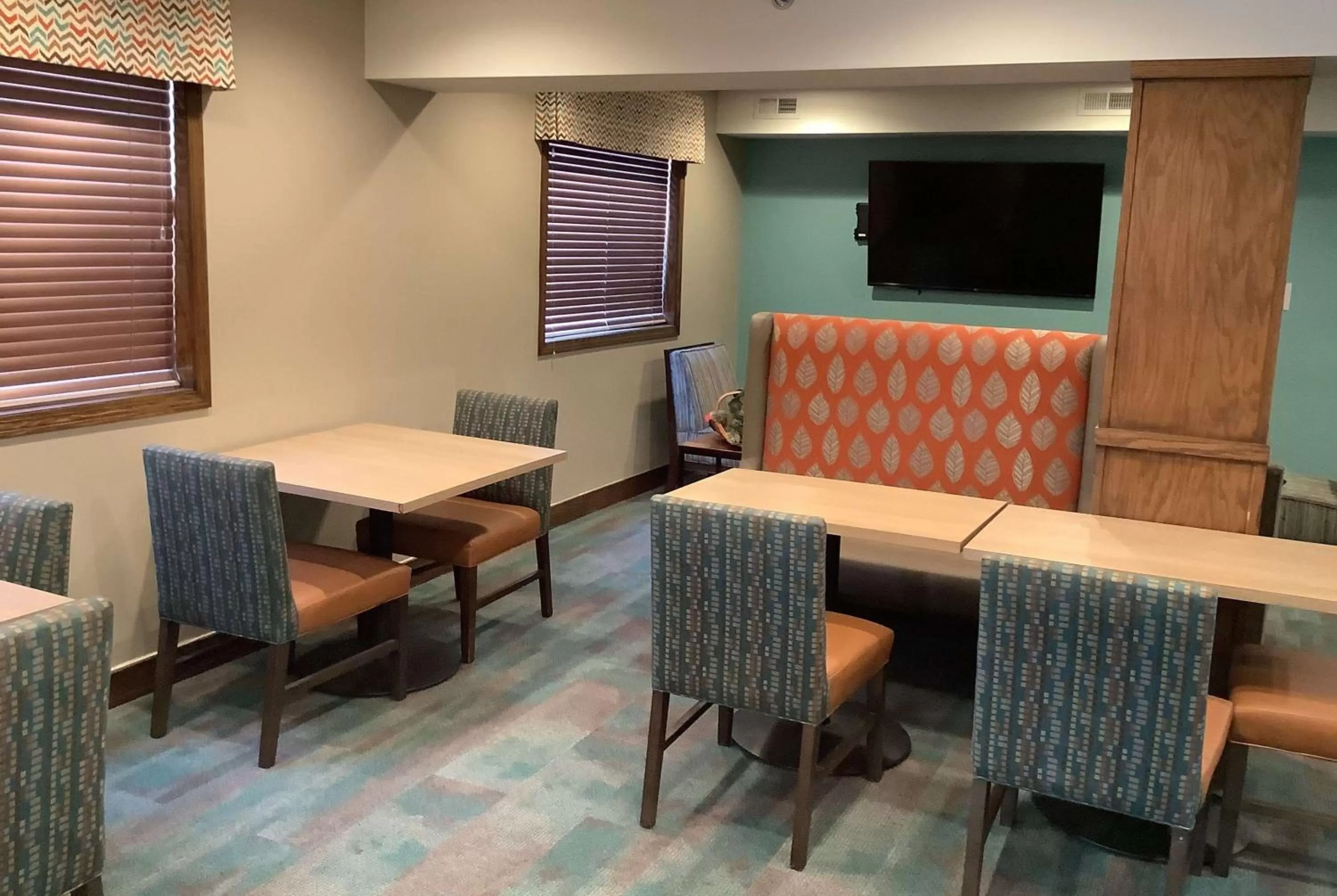 Restaurant/places to eat in Super 8 by Wyndham Lincoln West