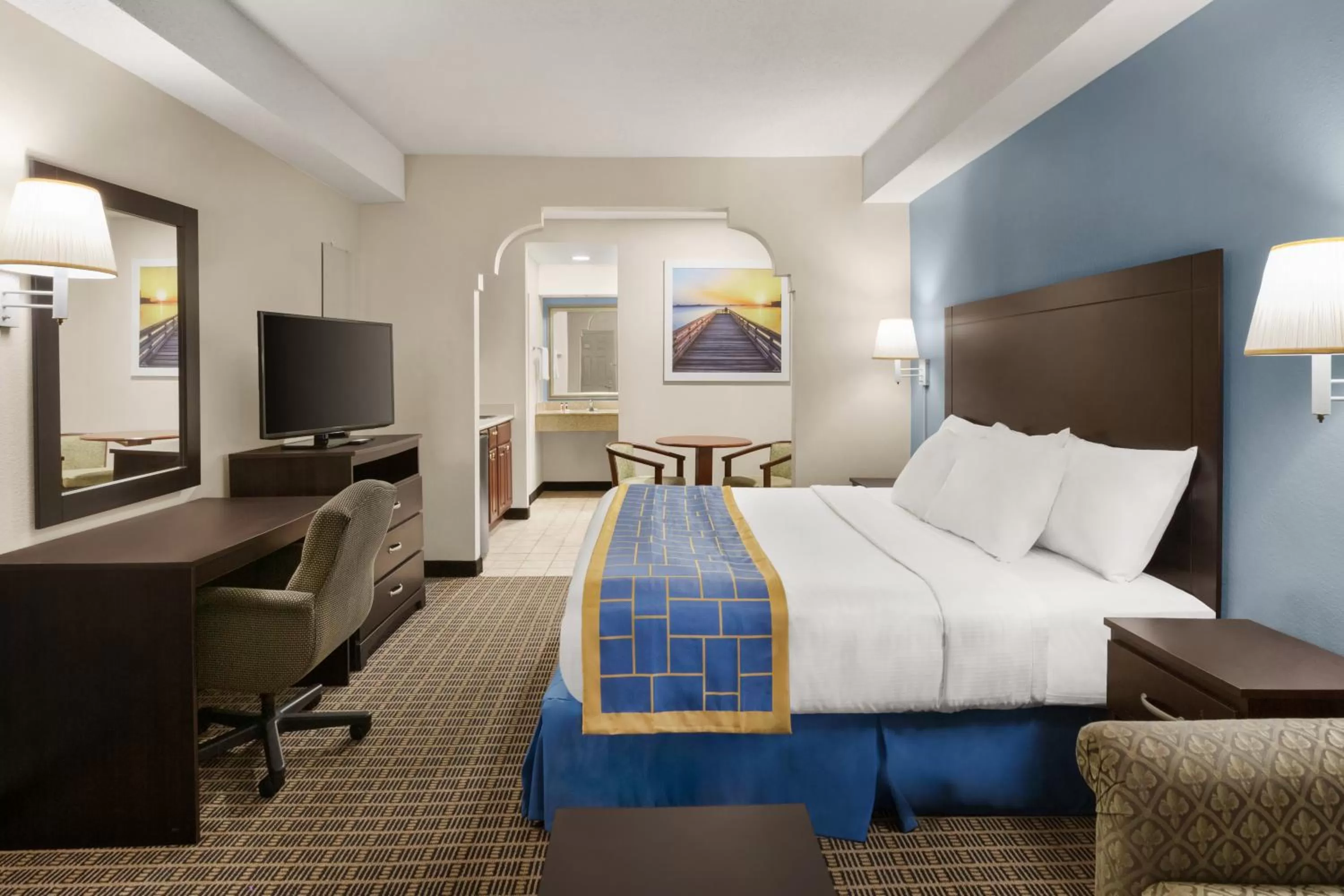 Bed in Days Inn & Suites by Wyndham Savannah Midtown