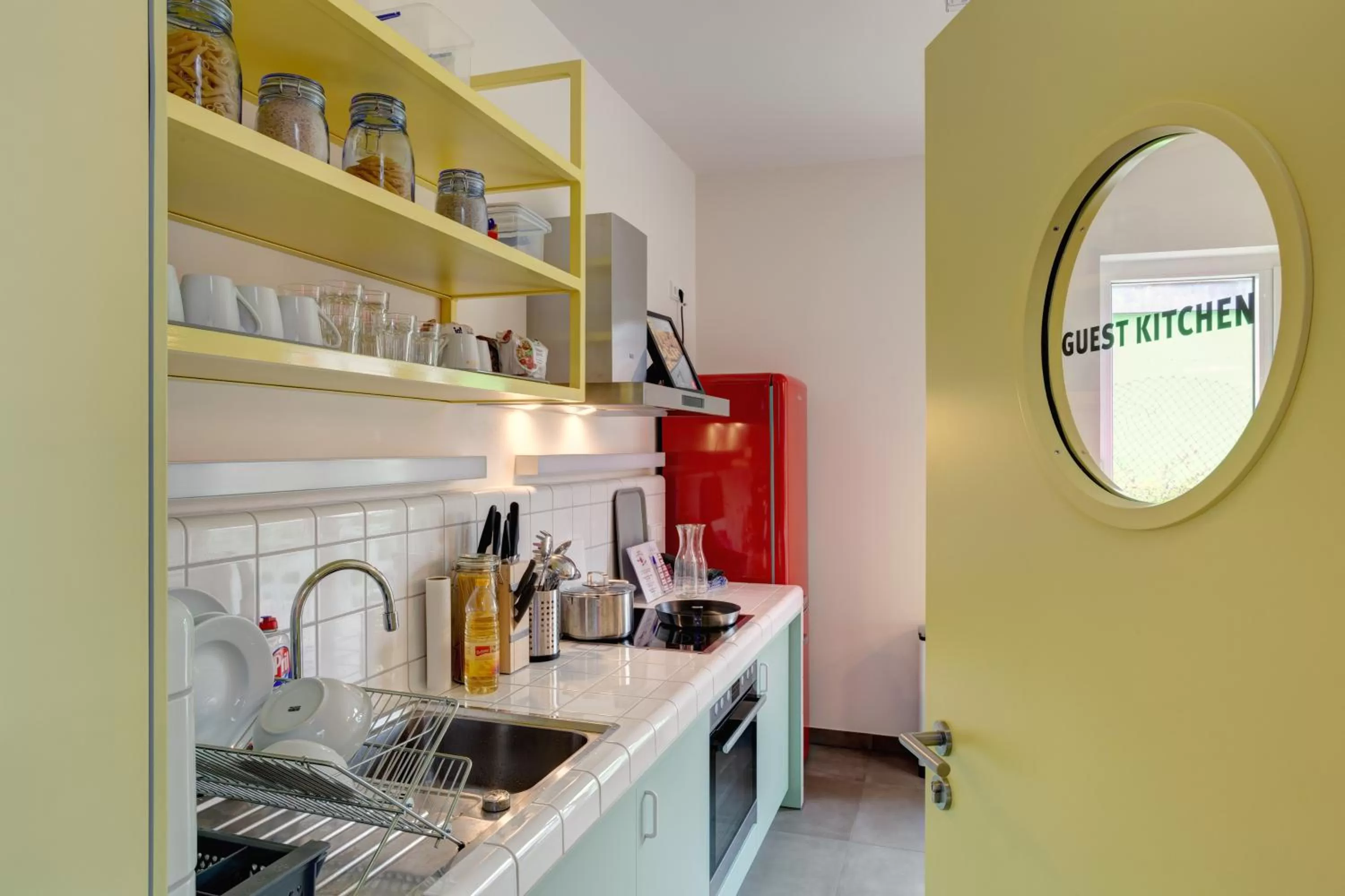 Communal kitchen, Kitchen/Kitchenette in MEININGER Hotel Heidelberg Hauptbahnhof