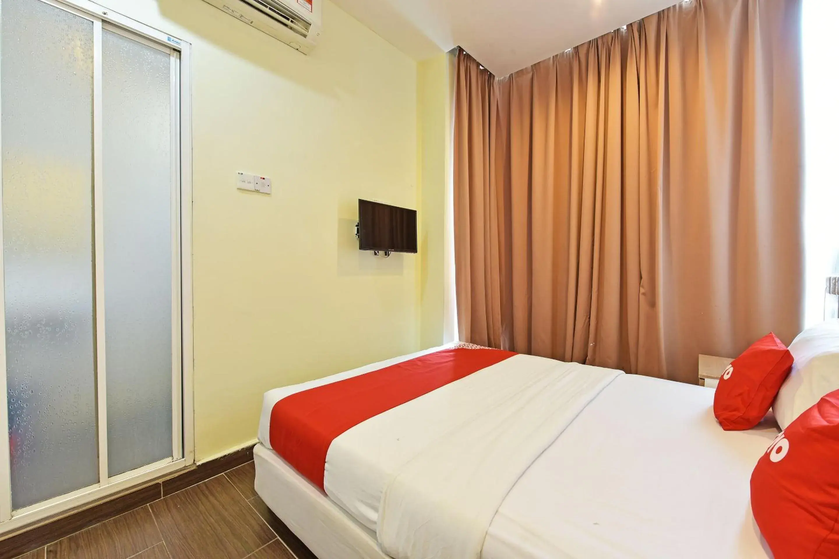 Deluxe Queen Room in OYO 90853 New Soho Hotel Deluxe Queen Room in OYO 90853 New Soho Hotel