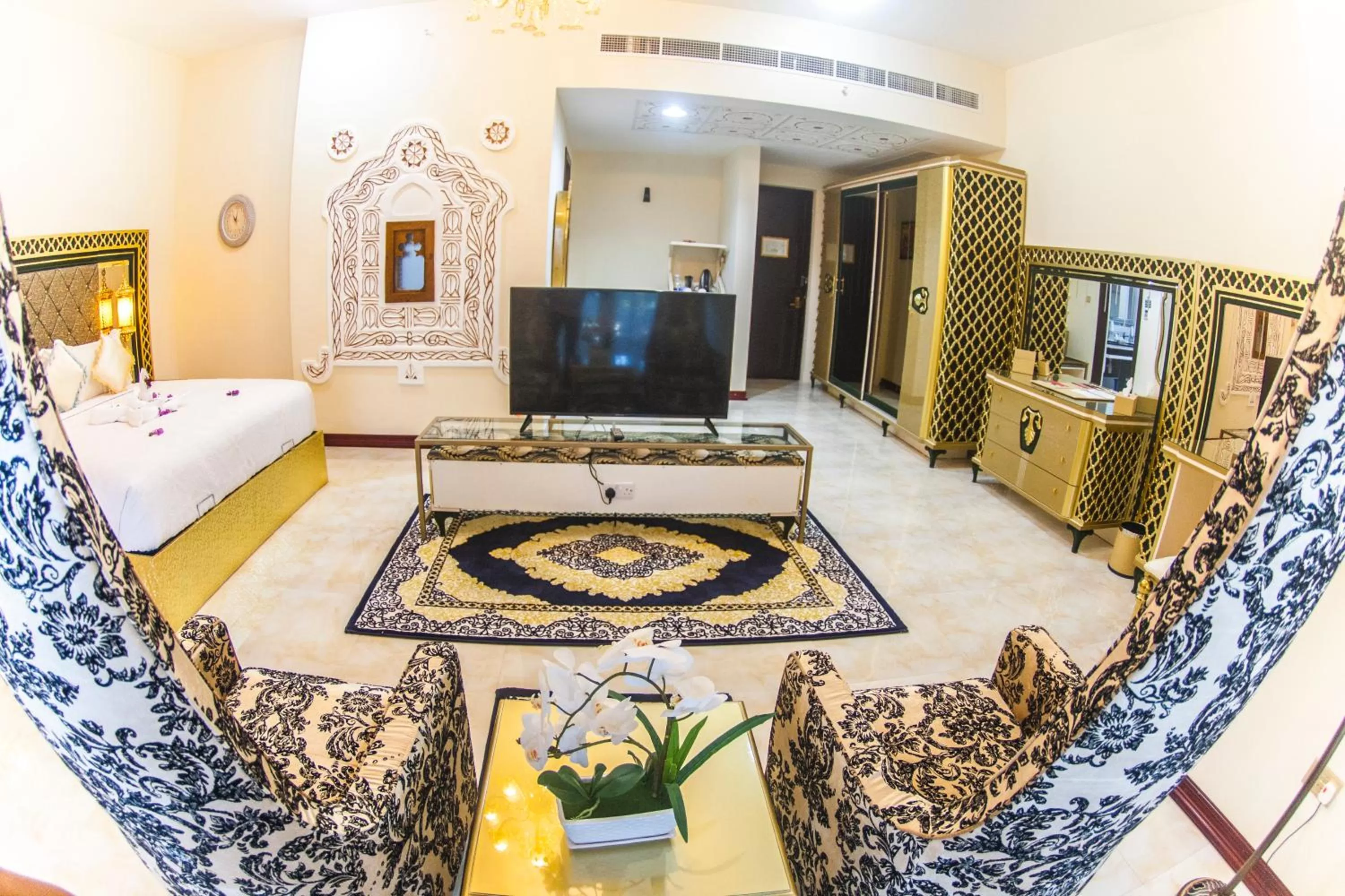 Living room, Bed in Madinat Al Bahr Business & Spa Hotel