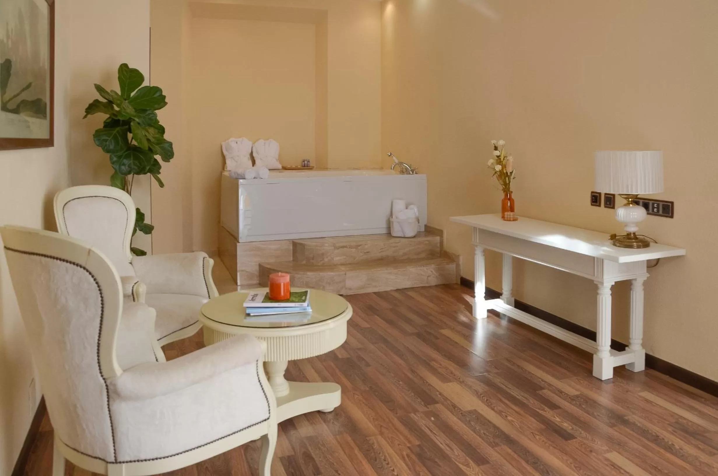 Photo of the whole room in Hotel Roger de Flor by Seleqtta