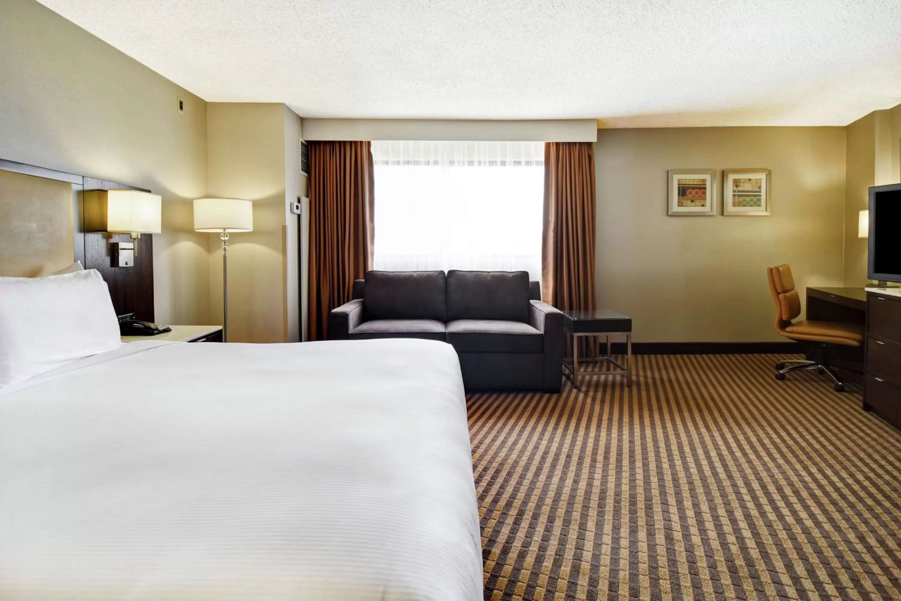 Bedroom, Bed in DoubleTree by Hilton Pleasanton at The Club