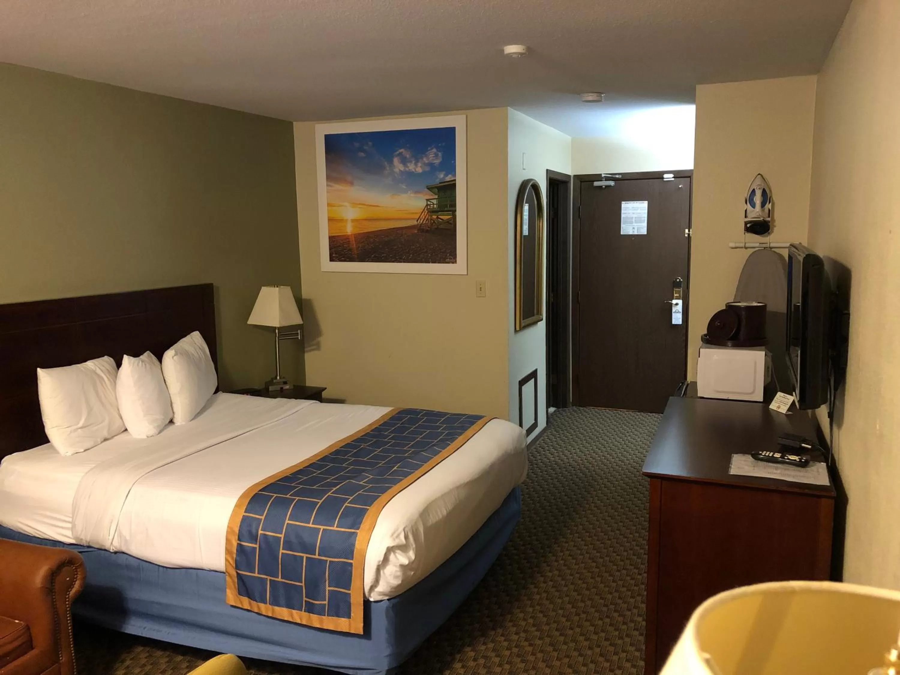 Photo of the whole room, Bed in Days Inn & Suites by Wyndham Stevens Point
