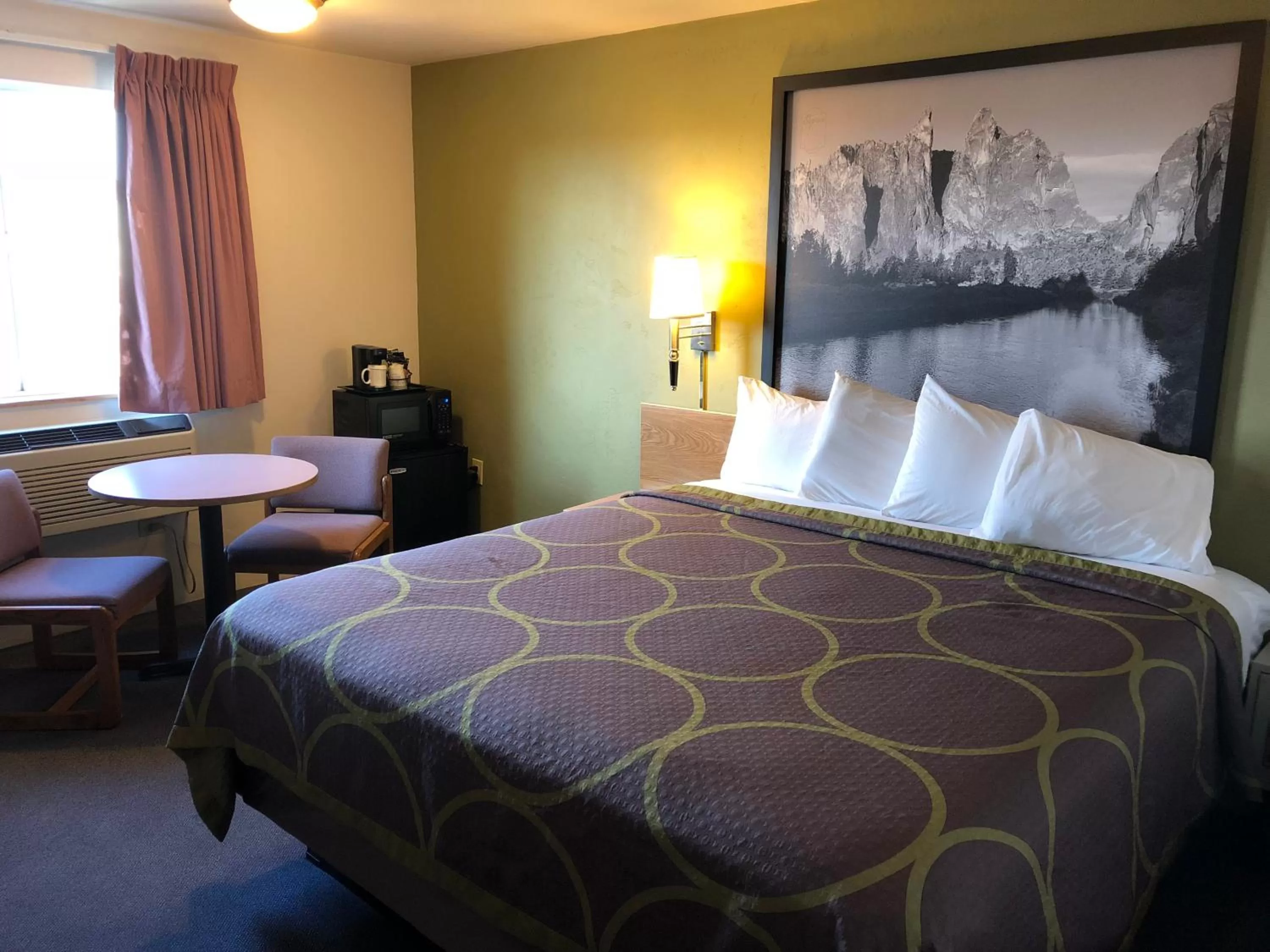 Bedroom, Bed in Super 8 by Wyndham Redmond