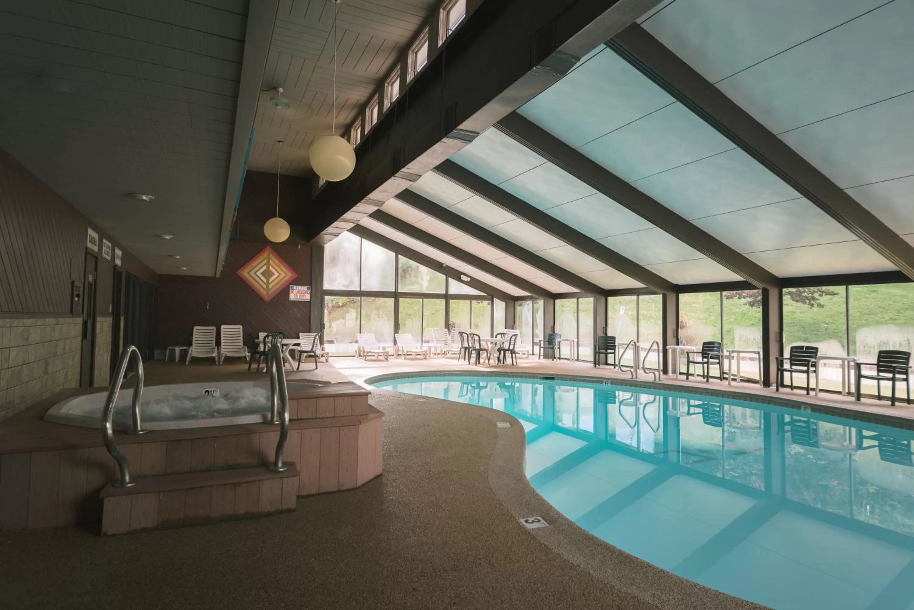 Swimming pool in Town & Country Inn & Resort