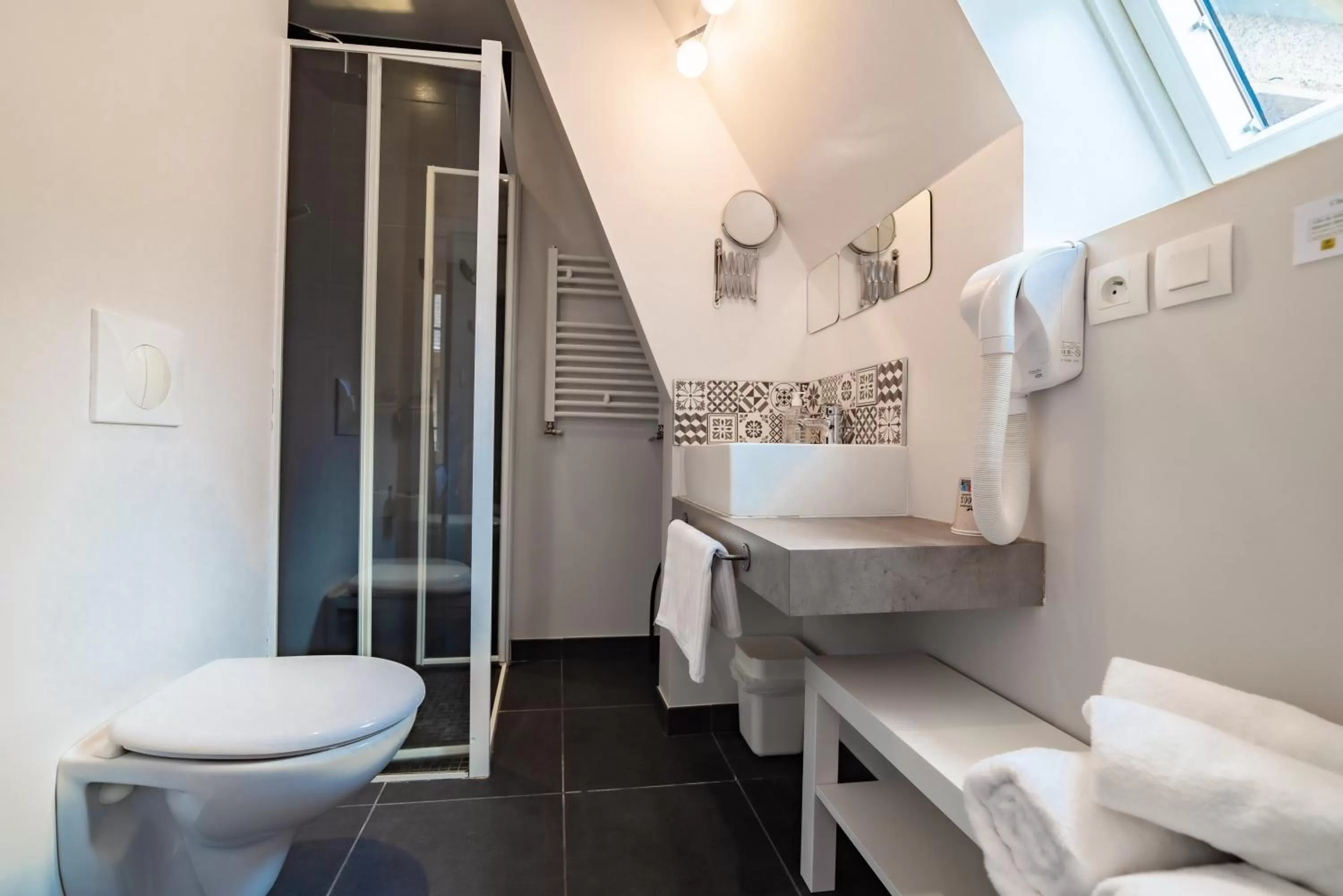 Shower in Logis Hôtel Ker Mor