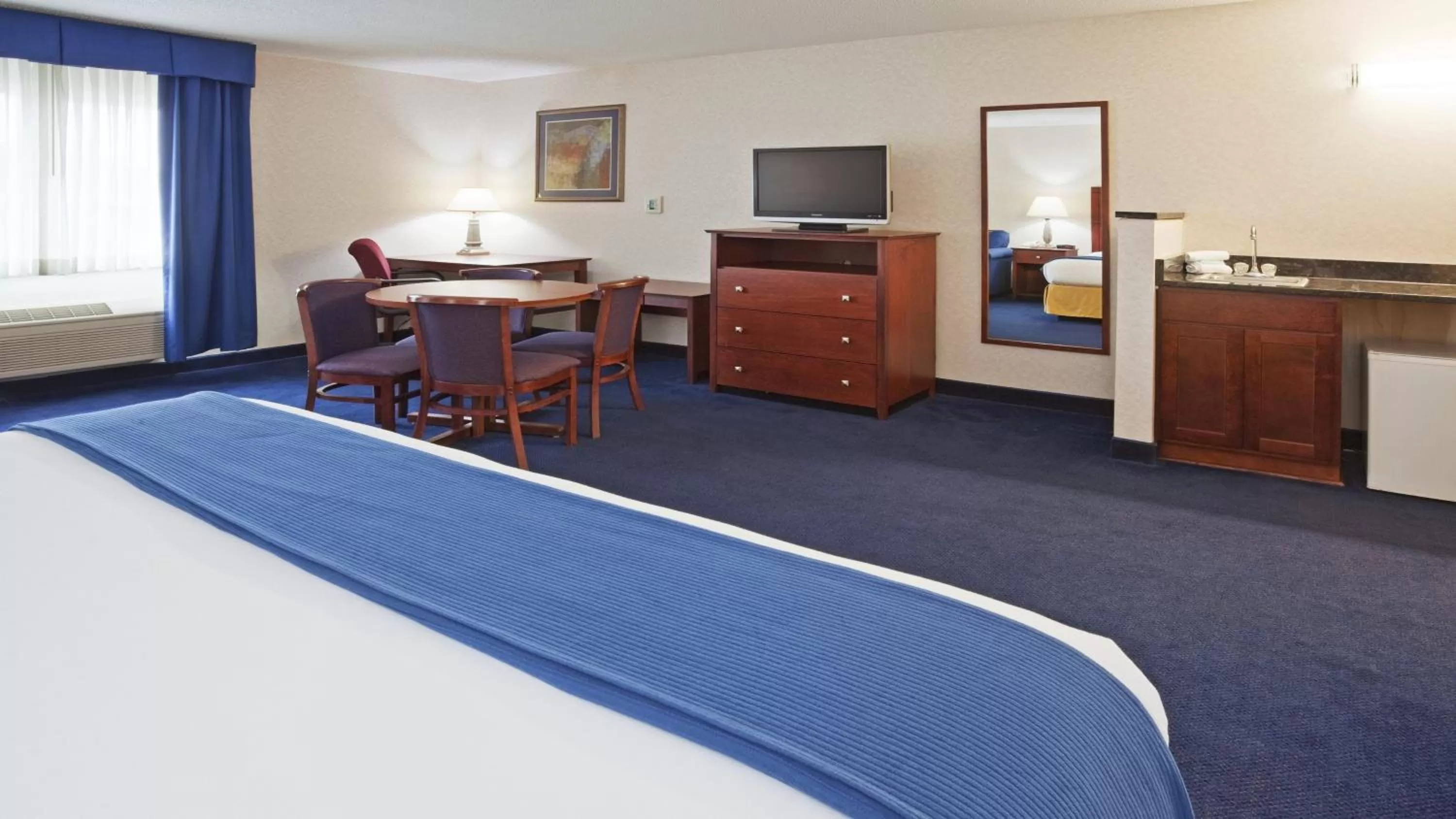 Photo of the whole room, Bed in Holiday Inn Express Deforest by IHG