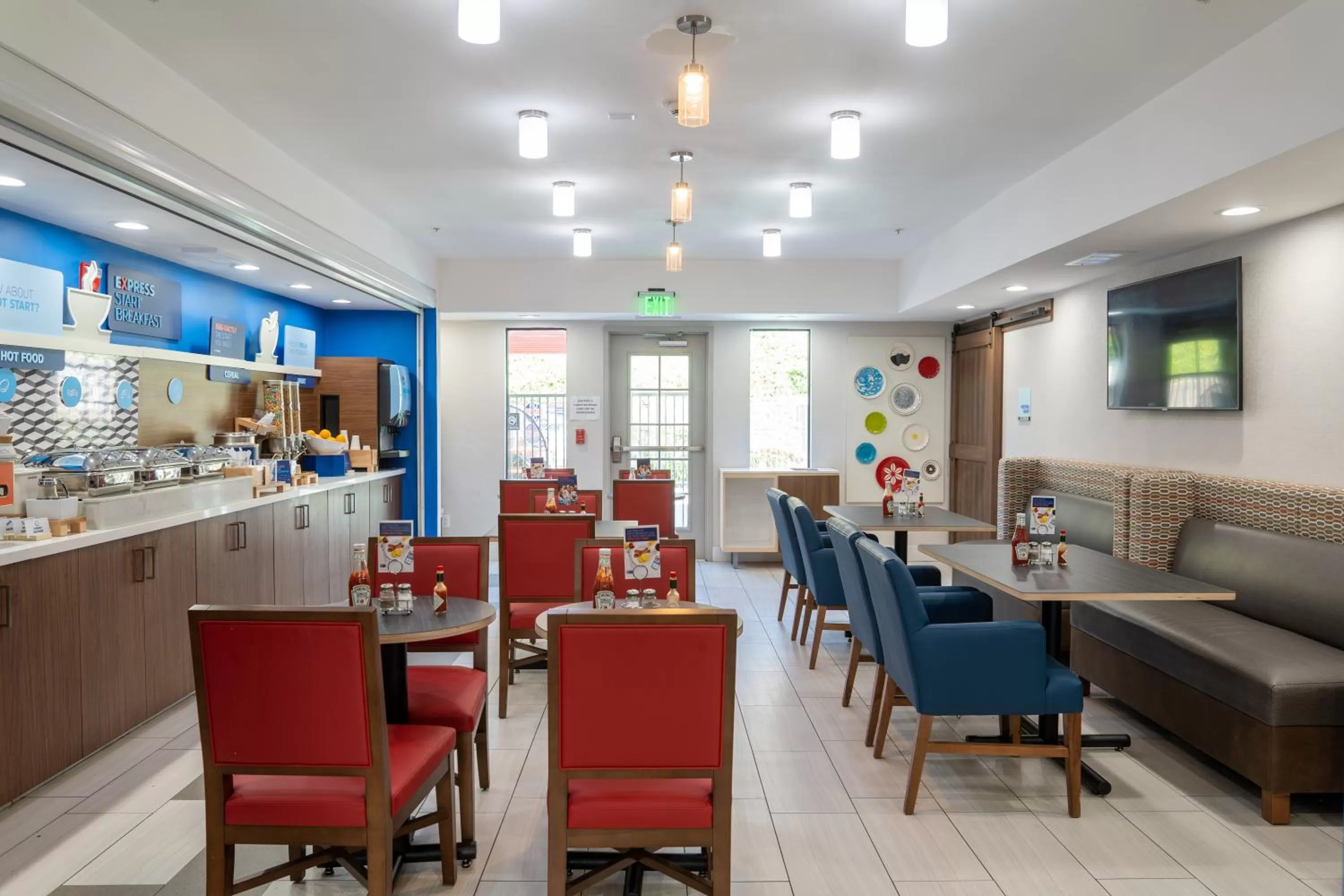 Breakfast in Holiday Inn Express & Suites - Lake Forest by IHG