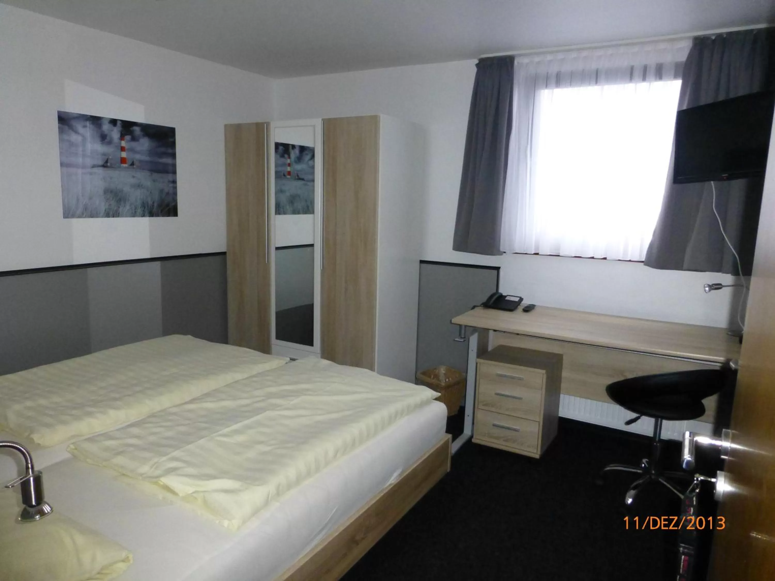 Photo of the whole room, Bed in Hotel Rüstersieler Hof